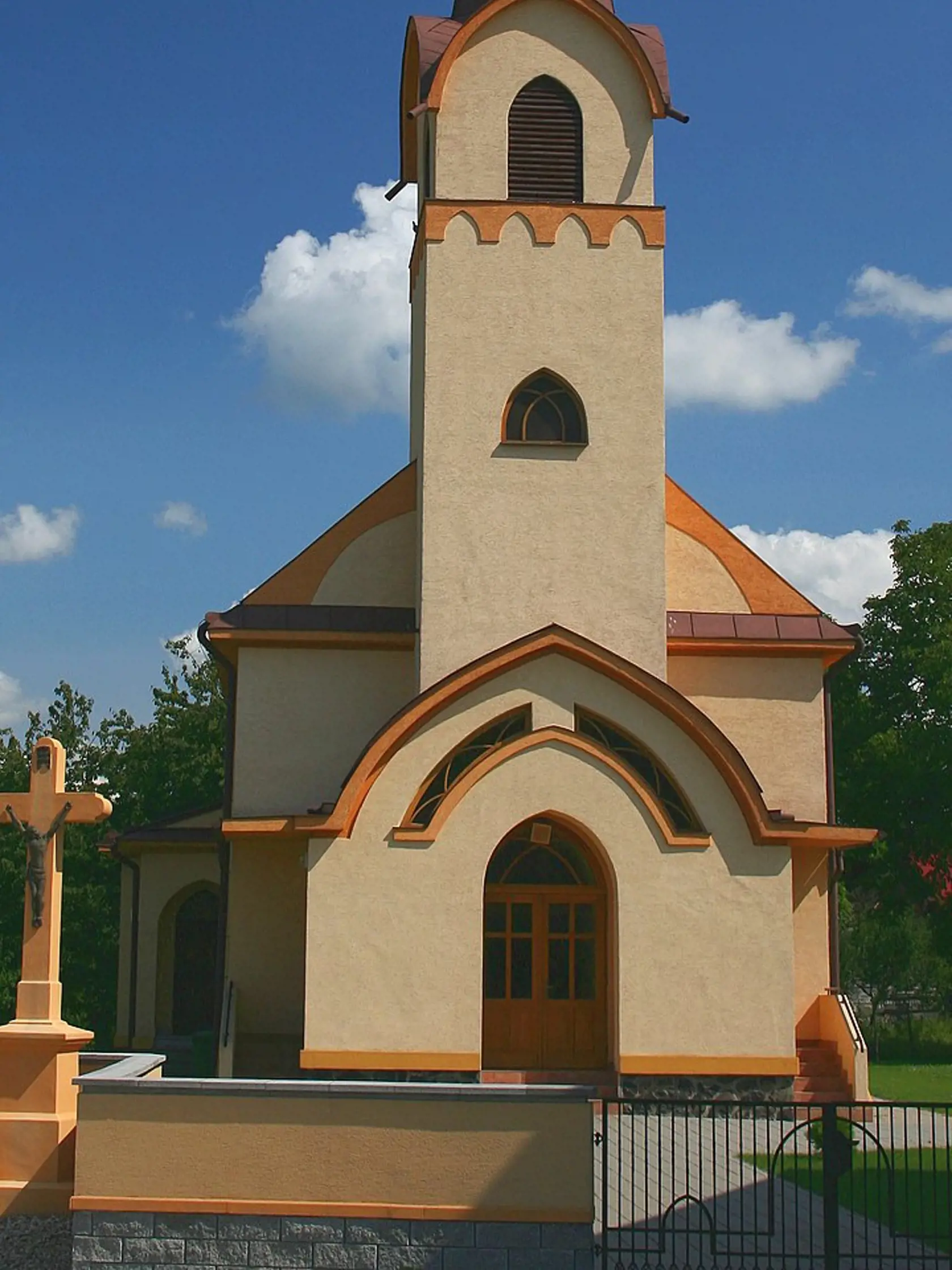 Dedina Hlinné sa môže pochváliť dvoma kostolmi: Najsvätejšieho Srdca Ježišovho (na zábere) a  Zosnutia Presvätej Bohorodičky.