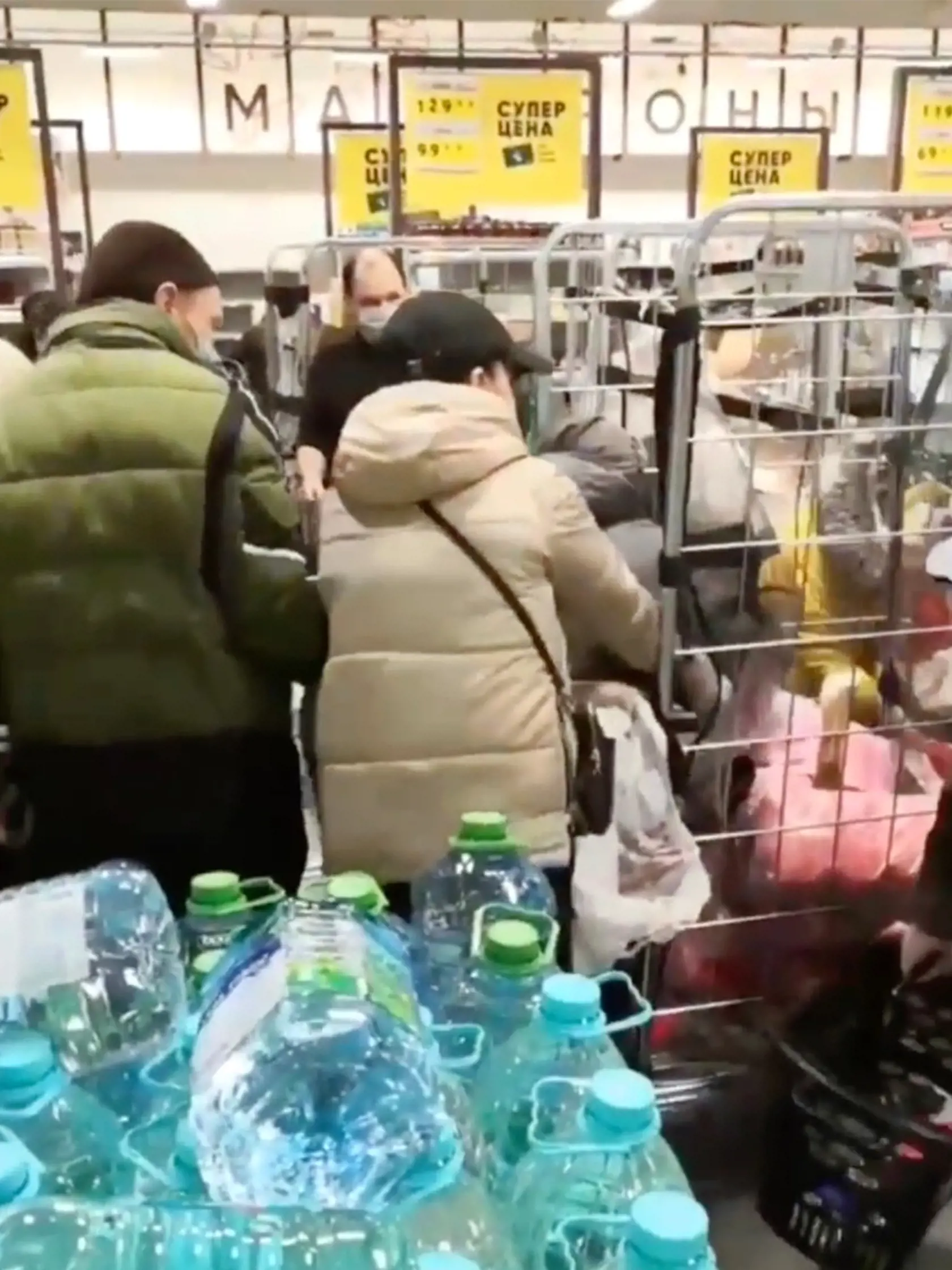 Najväčší boj je v supermarketoch, a to o lacnejšie a praktickejšie potraviny ako pohánka, ryža či cukor, o ktorý sa v moskovskom supermarkete zákazníci dokonca pobili.