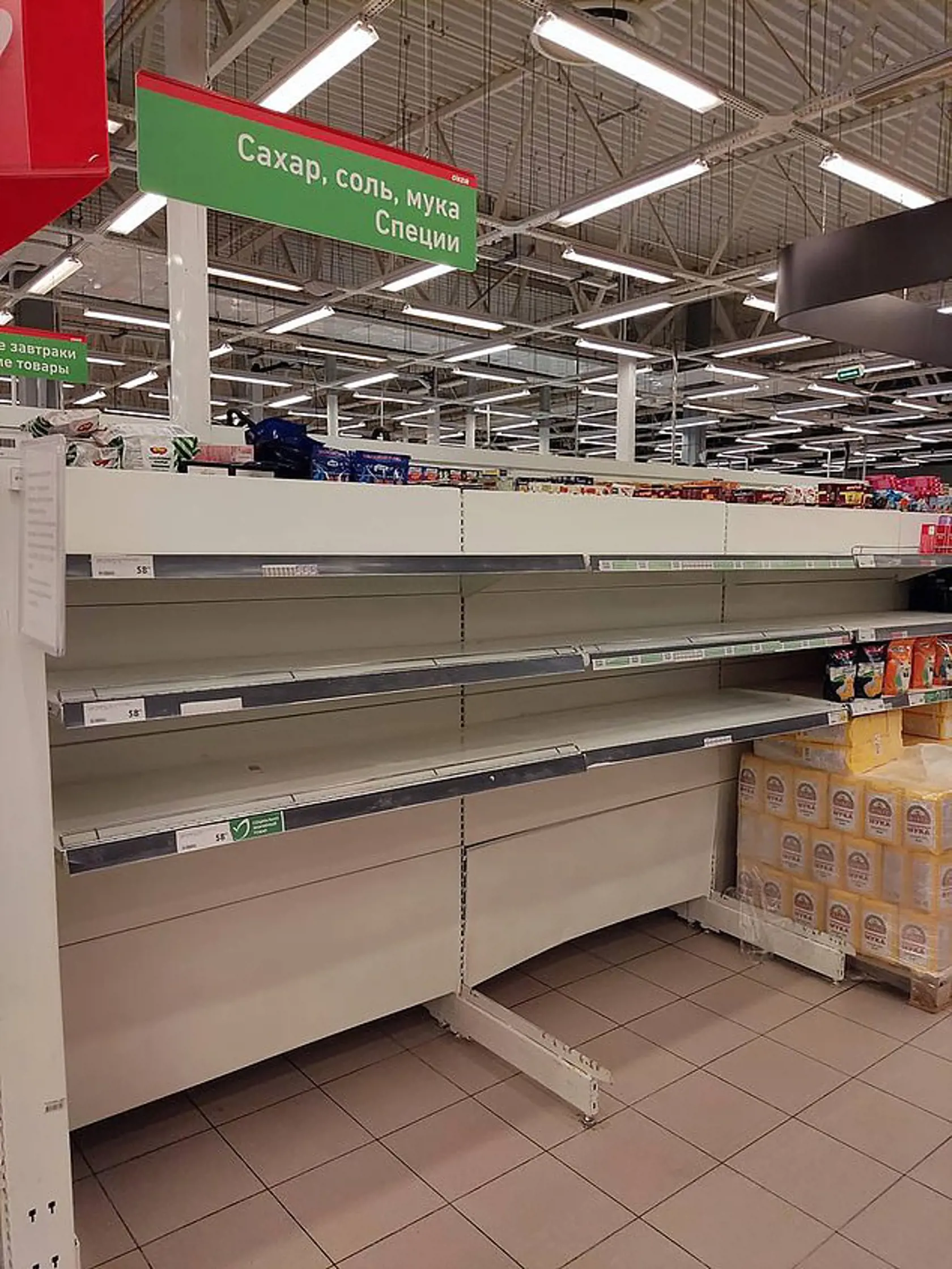 Nedostatok potravín a prázdne police v obchodoch. Sankcie uvalené na Rusko pre vojnu na Ukrajine už cítia ako boháči, tak aj bežní ľudia.