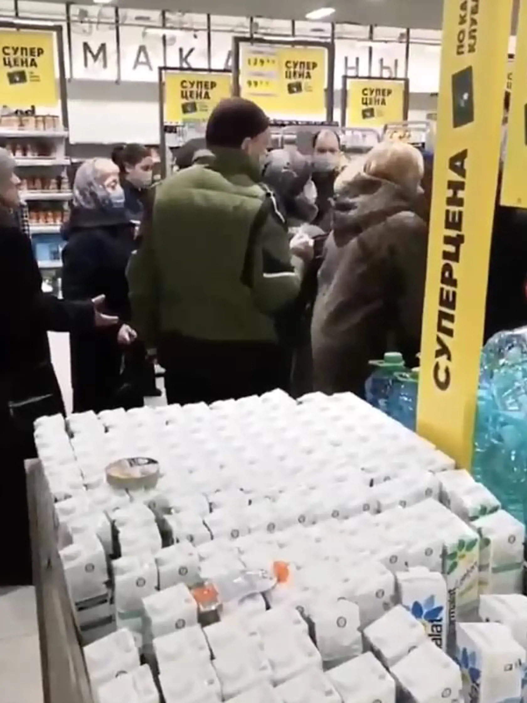 Najväčší boj je v supermarketoch, a to o lacnejšie a praktickejšie potraviny ako pohánka, ryža či cukor, o ktorý sa v moskovskom supermarkete zákazníci dokonca pobili. V Kiseljovsku na Sibíri jeden z miestnych uviedol, že cukor v obchodoch nie je už tretí deň.