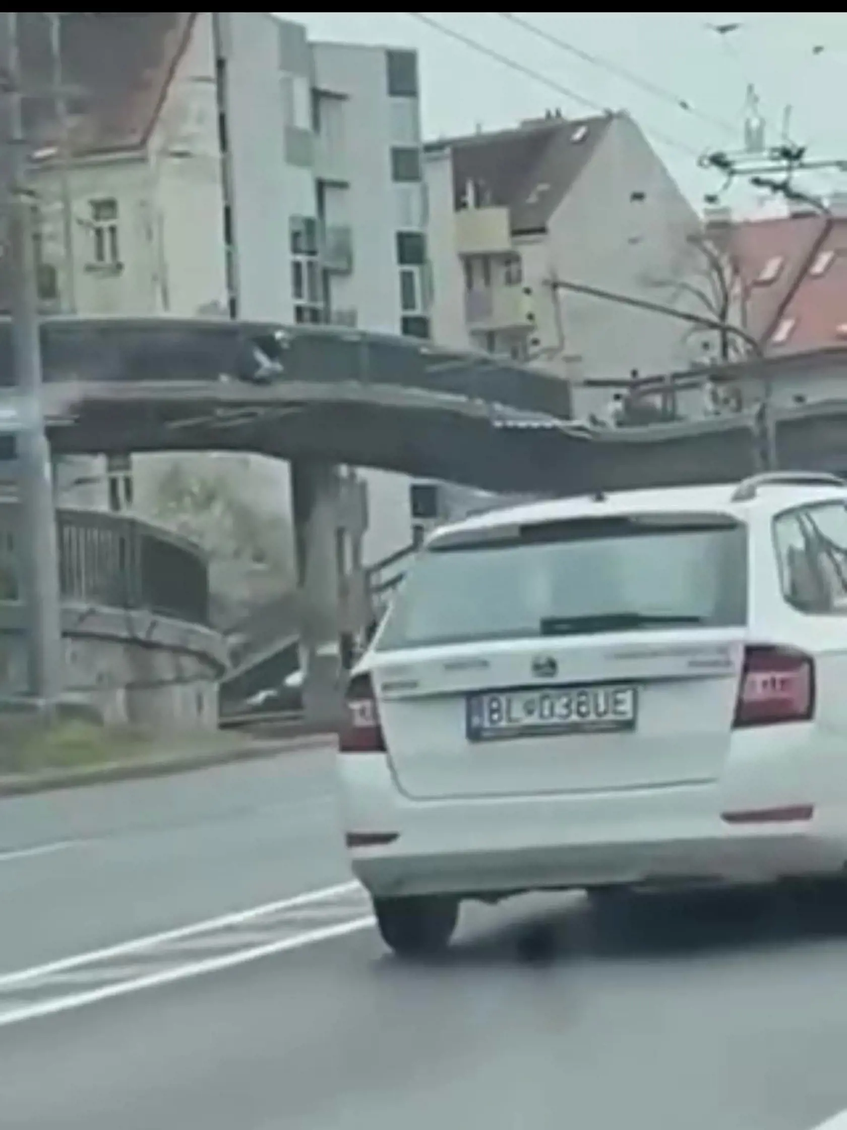 Po príchode na miesto polícia zistila, že muž preliezol zábradlie nadchodu a z výšky niekoľkých metrov skočil na cestu.