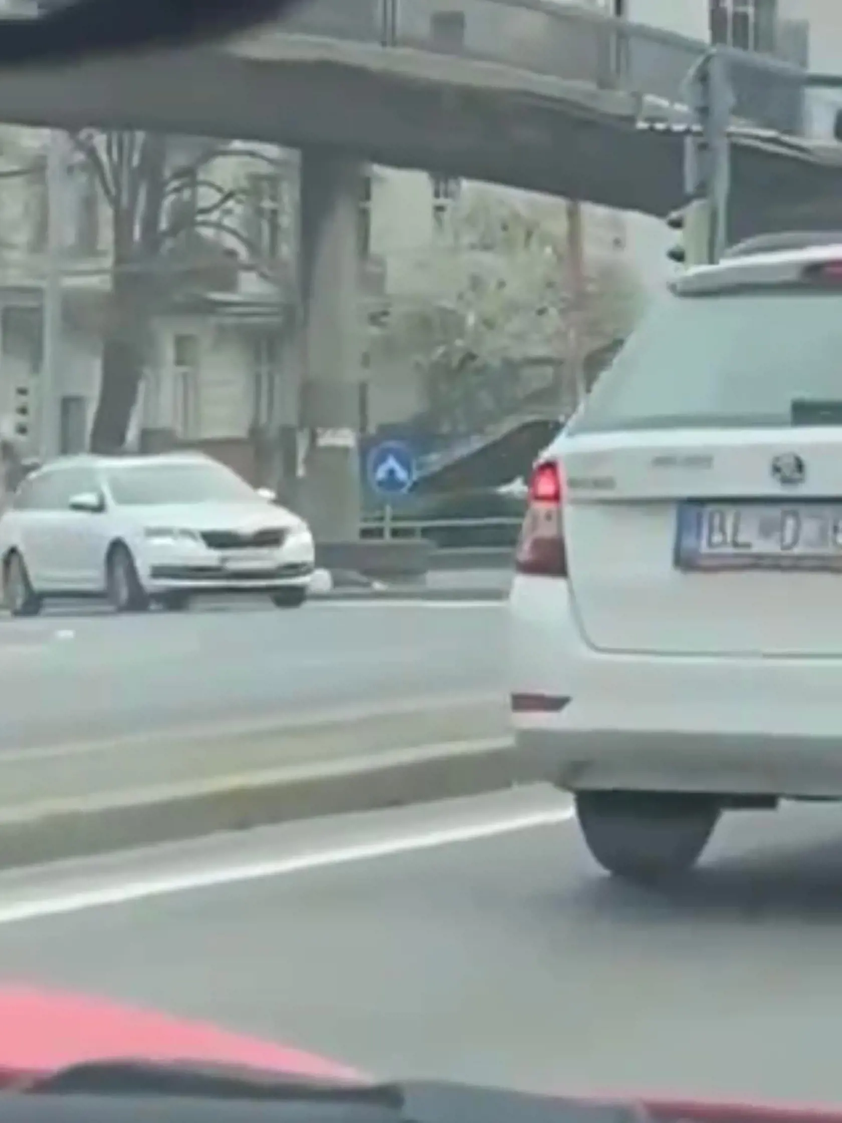 "Dnes krátko po 12.00 hod. boli policajti prvého bratislavského okresu vyslaní na preverenie oznámenia o neznámom mužovi, ktorý sa pohyboval po vonkajšej strane zábradlia nadchodu nad križovatkou ulíc Šancova - Pražská,"