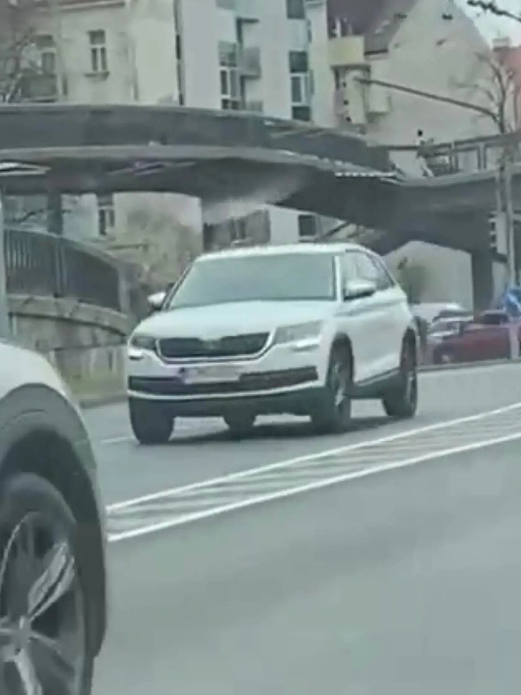 Z mosta, ktorý sa nachádza nad frekventovanou hlavnou cestou neďaleko Hlavnej železničnej stanice v Bratislave skočil neznámy muž.