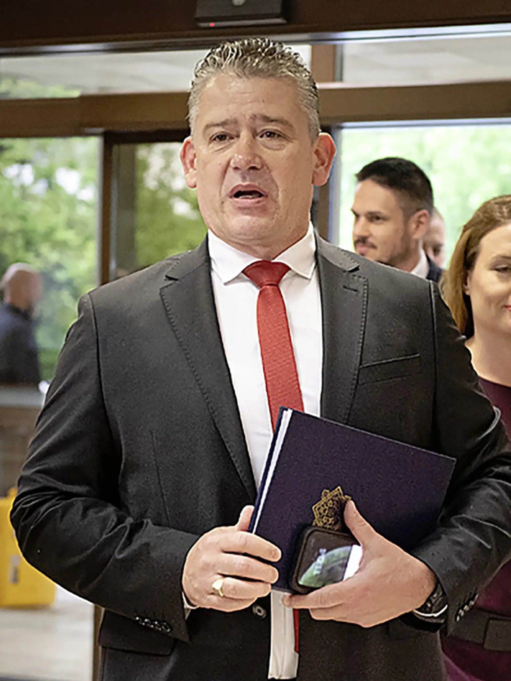 Potajme. Štefan Hamran sa v čase, keď zastával najvyššiu funkciu v rámci Policajného zboru, tajne stretával s predstaviteľmi vlády – premiérom Eduardom Hegerom, so šéfom rezortu financií Igorom Matovičom a ministrom vnútra Romanom Mikulcom. (na foto)
