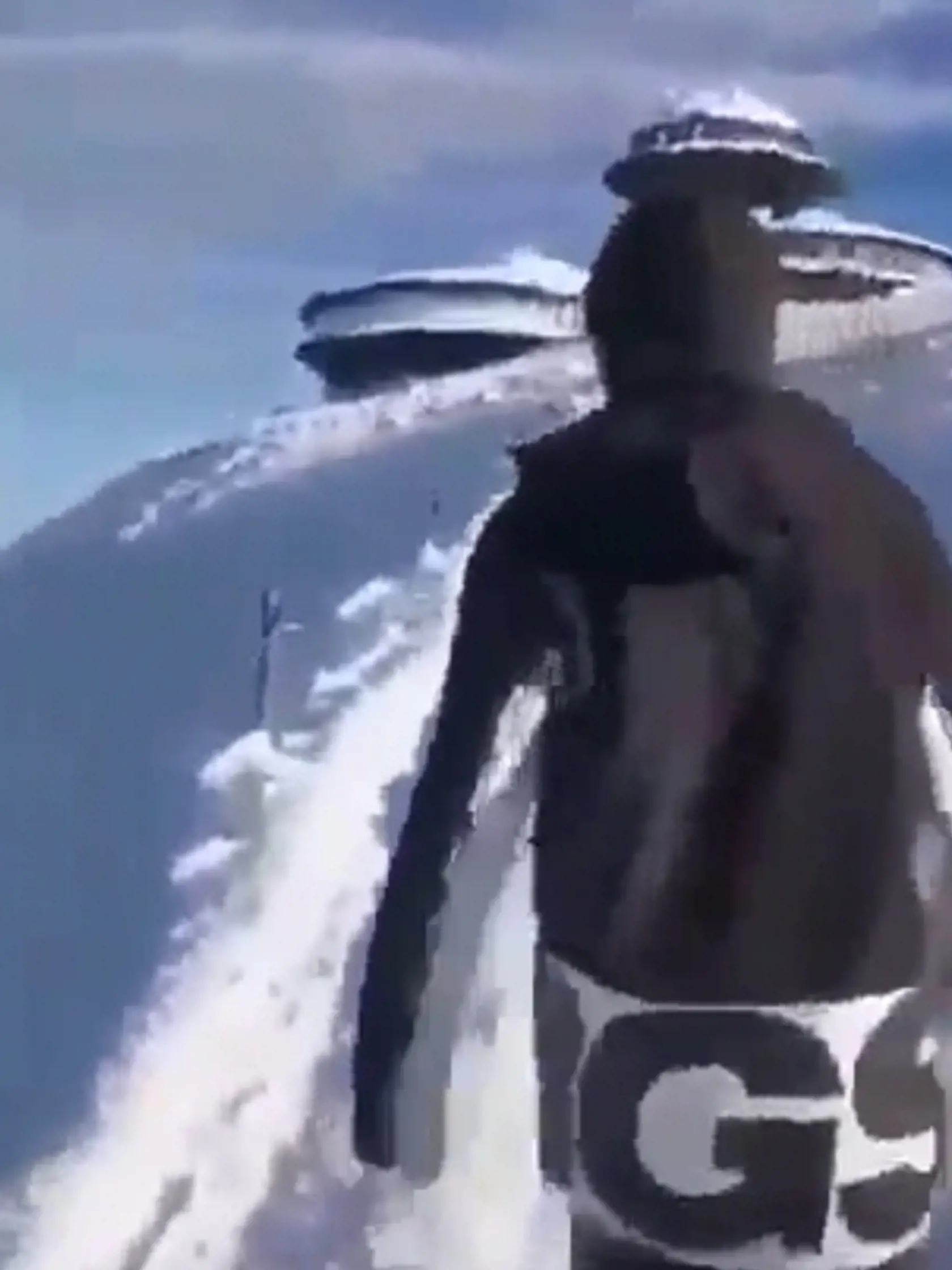 Turista si natáčal výstup na vrchol Sněžky, keď zachytil smrteľný pád dvoch turistov.