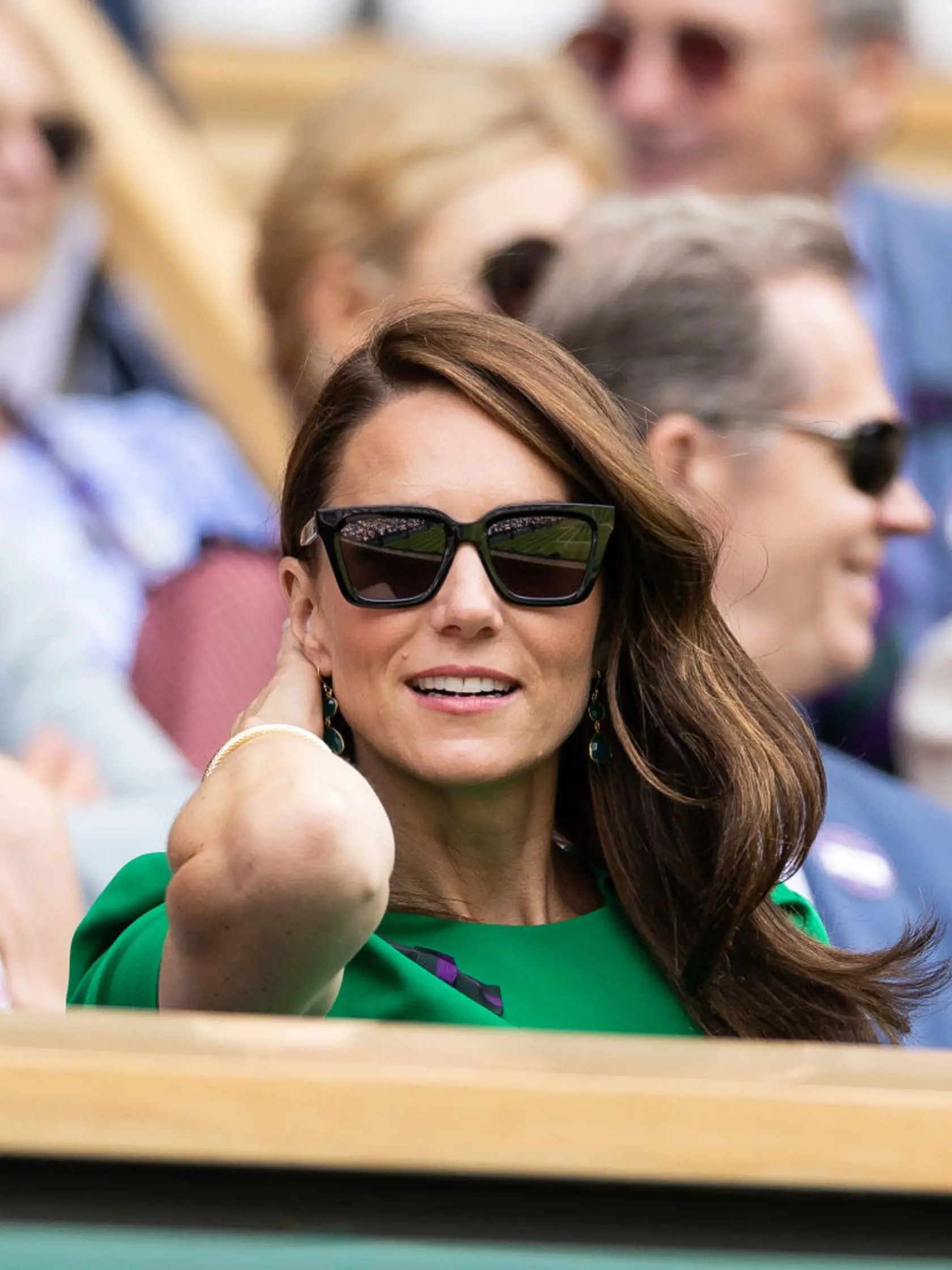 Princezná Kate si často upravuje vlasy jemným pohybom, pochytil to po nej aj princ George.
