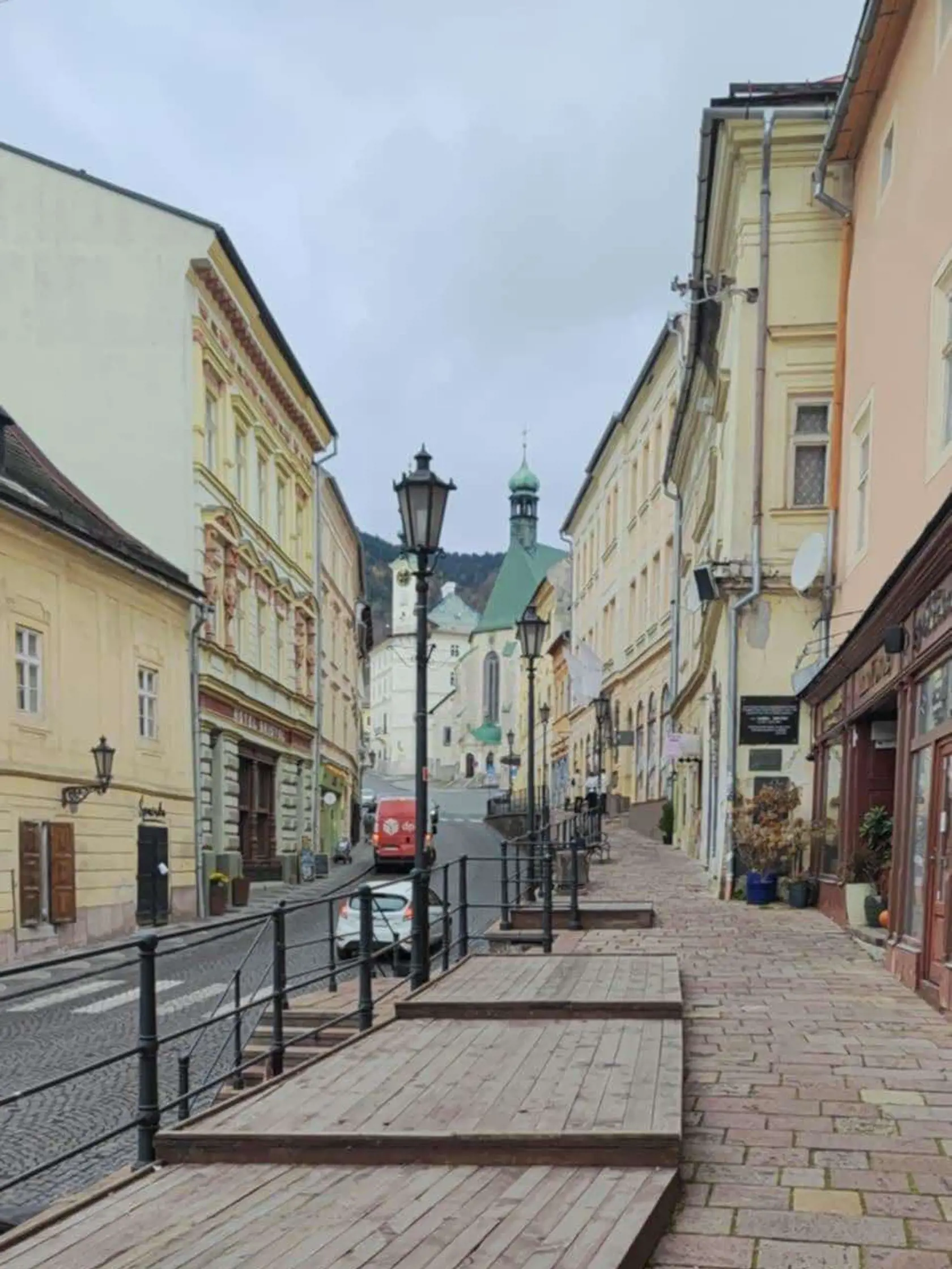 Mimoriadna situácia v okresnom meste: Anonym sa vyhráža streľbou na verejnom priestranstve!