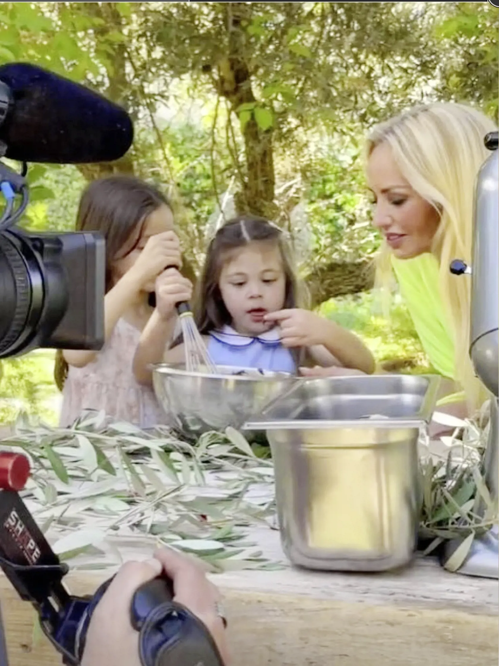 ADRIANA sa o svojom živote s malou Ninou rozhovorila pre francúzsku televíziu. So slzami v očiach opísala svoju radosť z toho, že sa jej na prahu päťdesiatky podarilo stať mamou.