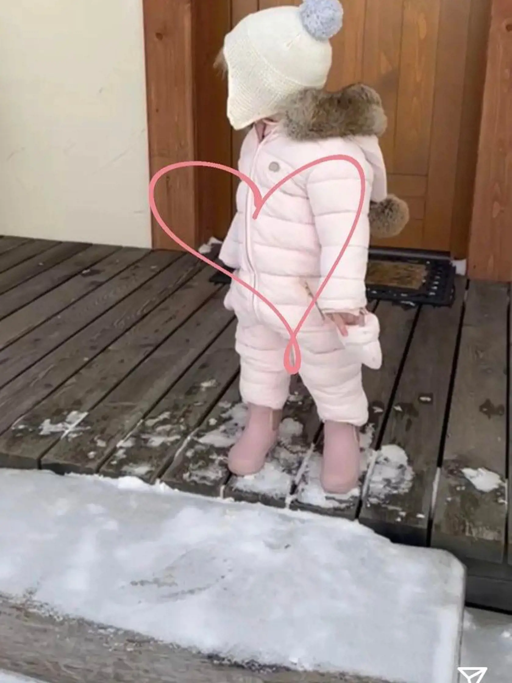 Dcérka Ella v zimnom overale je riadne rozkošná.