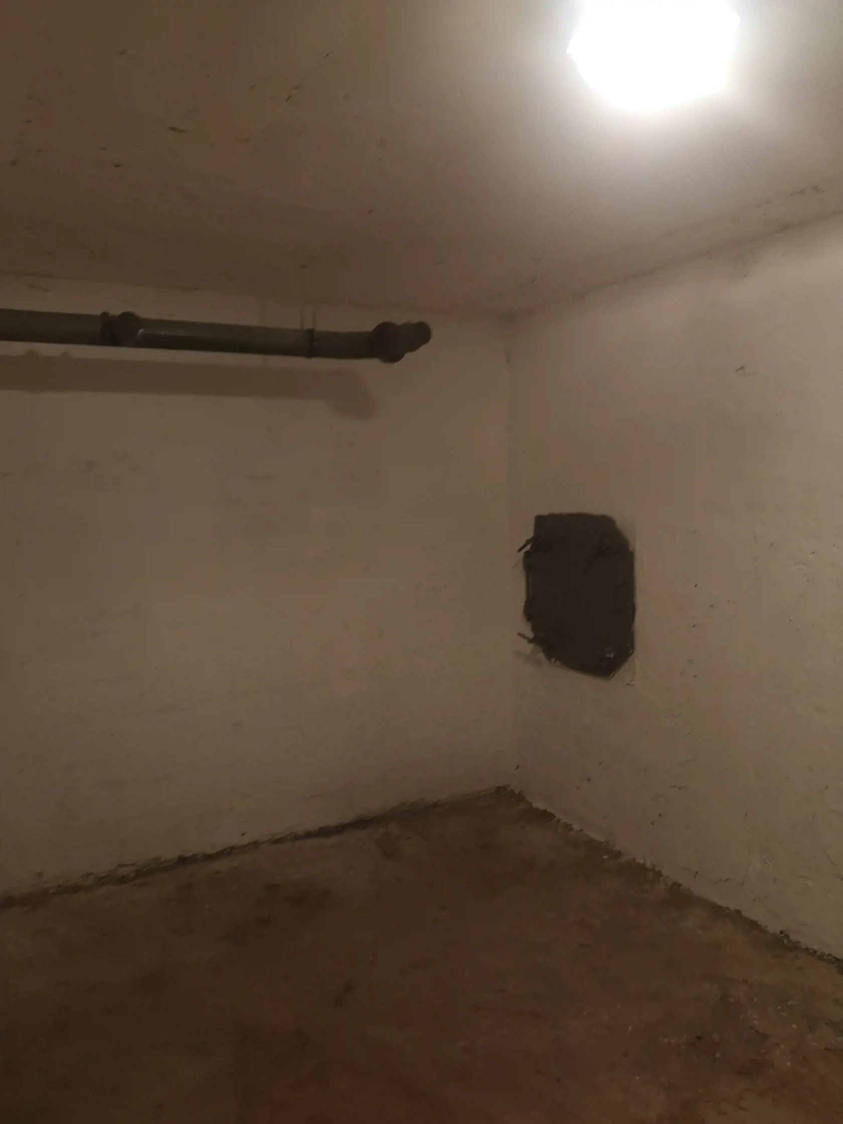 Odolný kryt civilnej ochrany v Košiciach: Výlezový otvor vedie na trávnik pred bytovkou. Slúži ako únikový východ.
