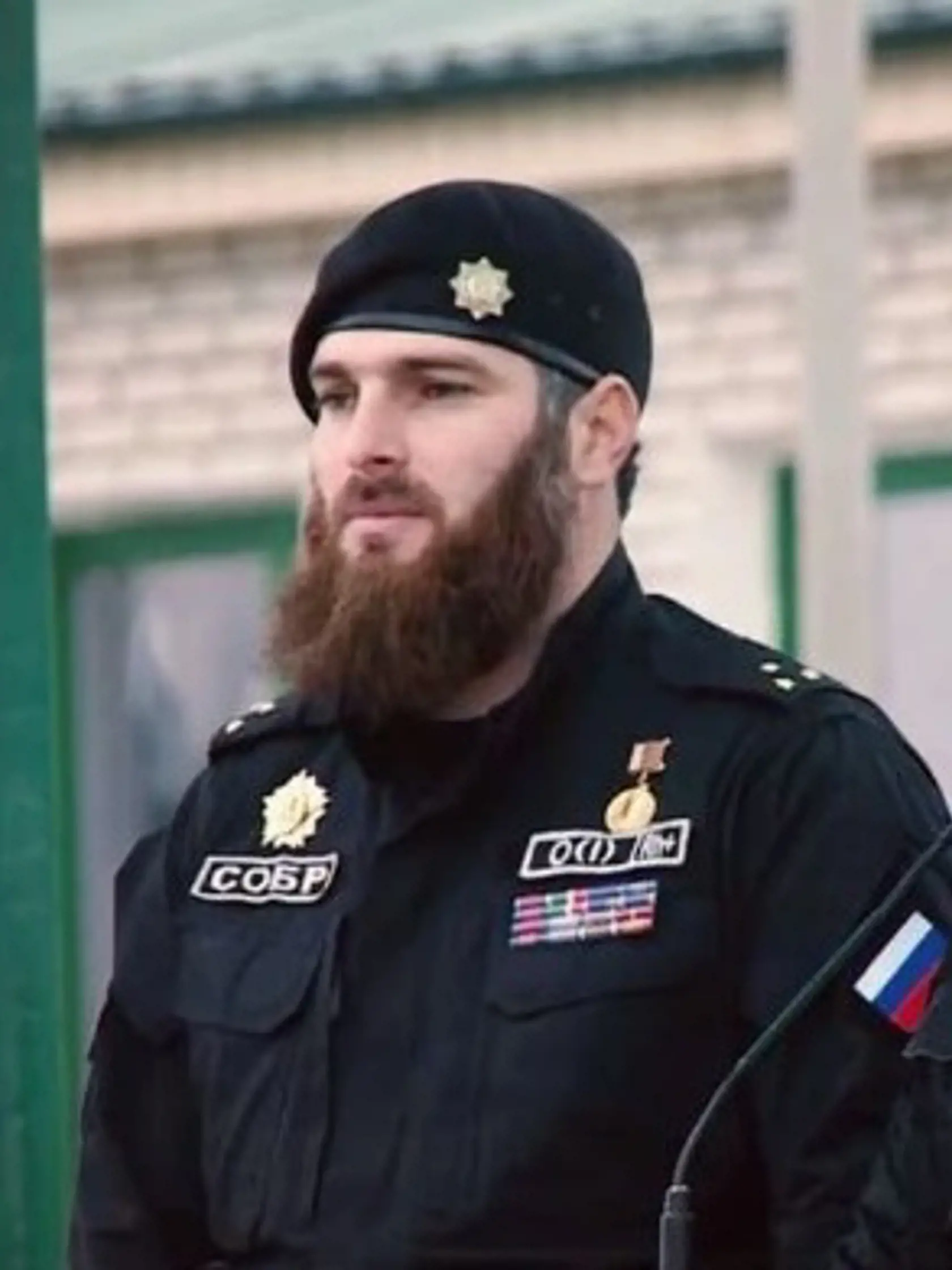 Odporca západného imerializmu a verný spojenec ruského prezidenta Vladimíra Putina, ktorý stojí na čele čečenských hrdlorezov Ramzan Kadyrov mal na nohách počas svojho prejavu obuté drahé topánky talianskej značky Prada, ktorých cena je 1500 dolárov. Za svoj módny počin si tak veliteľ vyslúžil výsmech nie len zo sveta ale aj zo svojej vlasti.