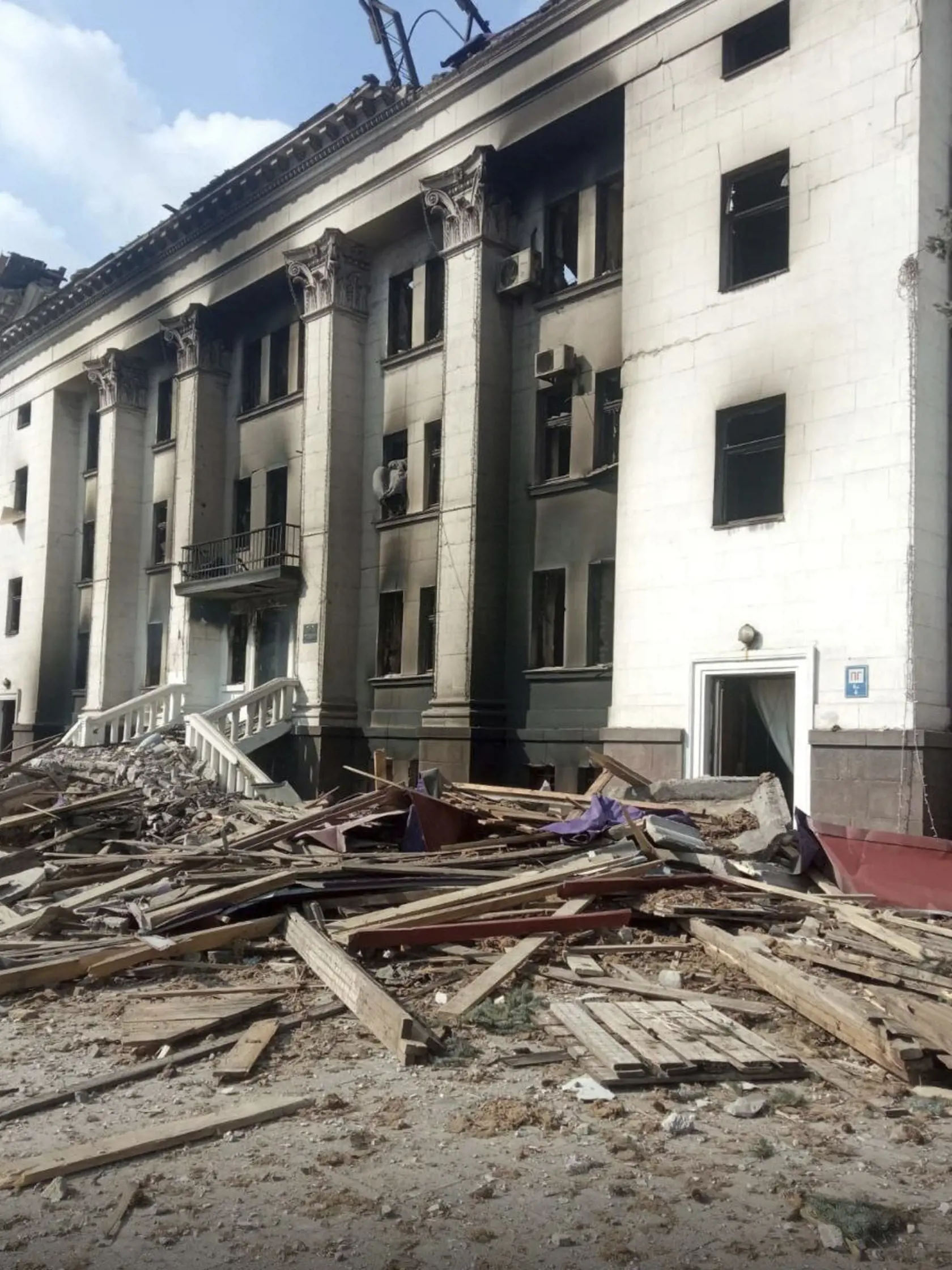 KK32 Mariupol - Na snímke divadlo zničené po bombardovaní v obliehanom ukrajinskom meste Mariupol na pobreží Azovského mora vo štvrtok 17. marca 2022.  V stredu došlo k útoku na tamojšie divadlo, kde sa v protileteckom kryte ukrývalo vyše 1000 žien a detí. Dosiaľ sa z trosiek zničenej budovy podarilo zachrániť len približne 130 civilistov, uviedla vo štvrtok ukrajinská poslankyňu Oľha Stefanišynová. FOTO TASR/AP 

This image made available by Azov Battalion, shows the drama theater, damaged afte