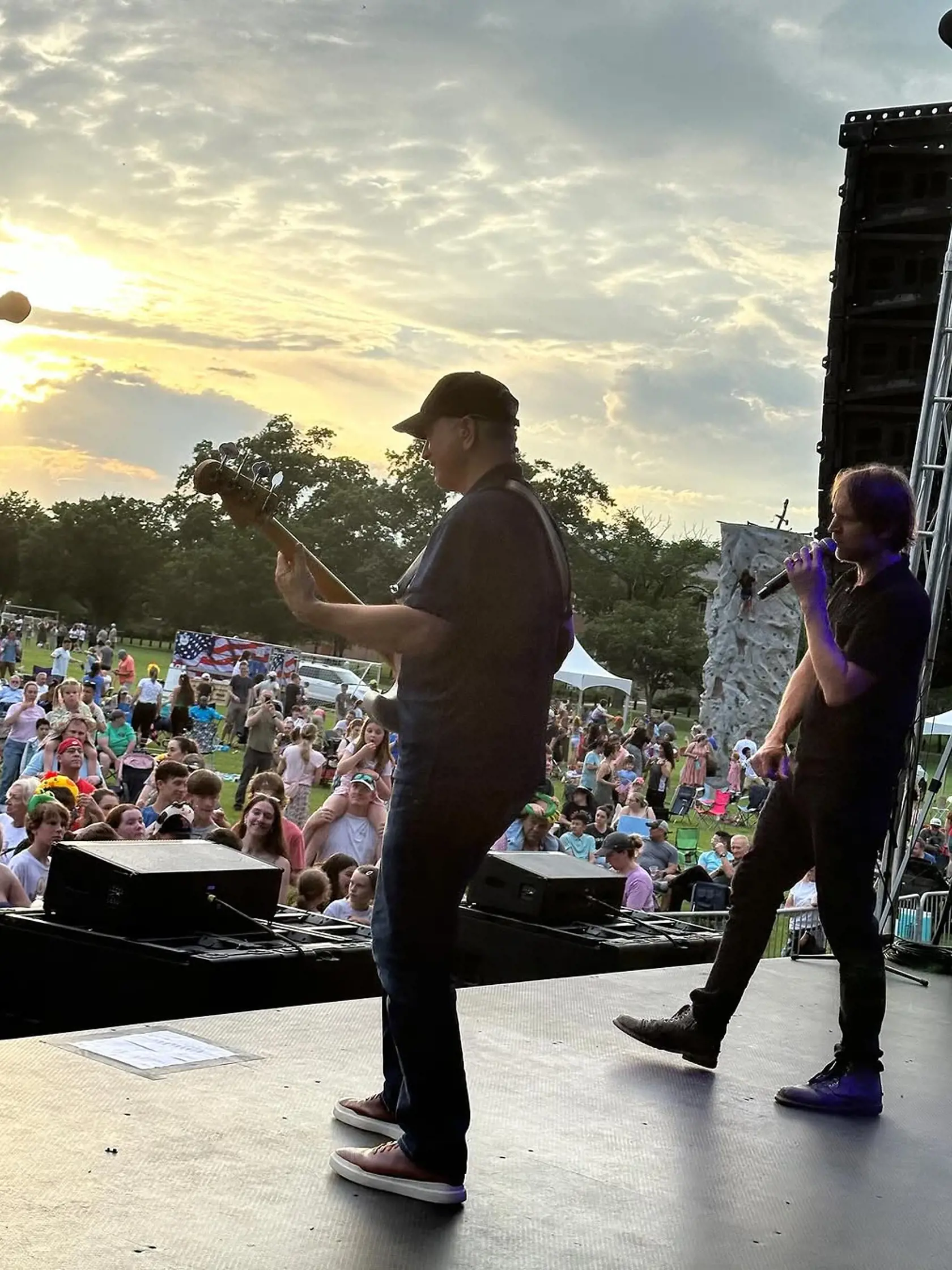 Herec Gary Sinise je tiež nadaným hudobníkom. So skupinou Lt. Dan Band, pomenovanej podľa poručíka Dana z Forresta Gumpa, hráva na vojenských základniach. 