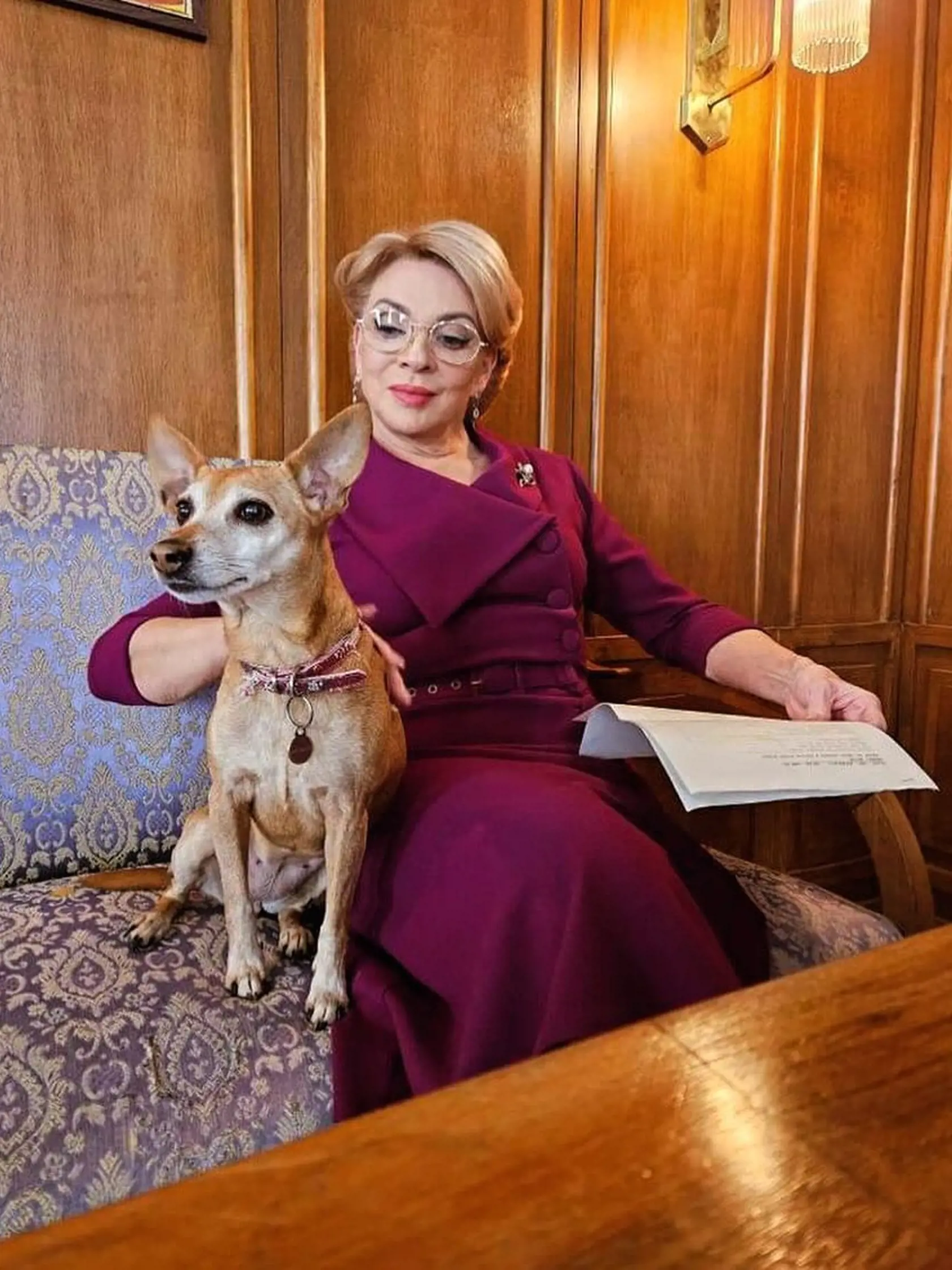 Zdena Studenková so psíkom počas prestávky natáčania seriálu Dunaj.