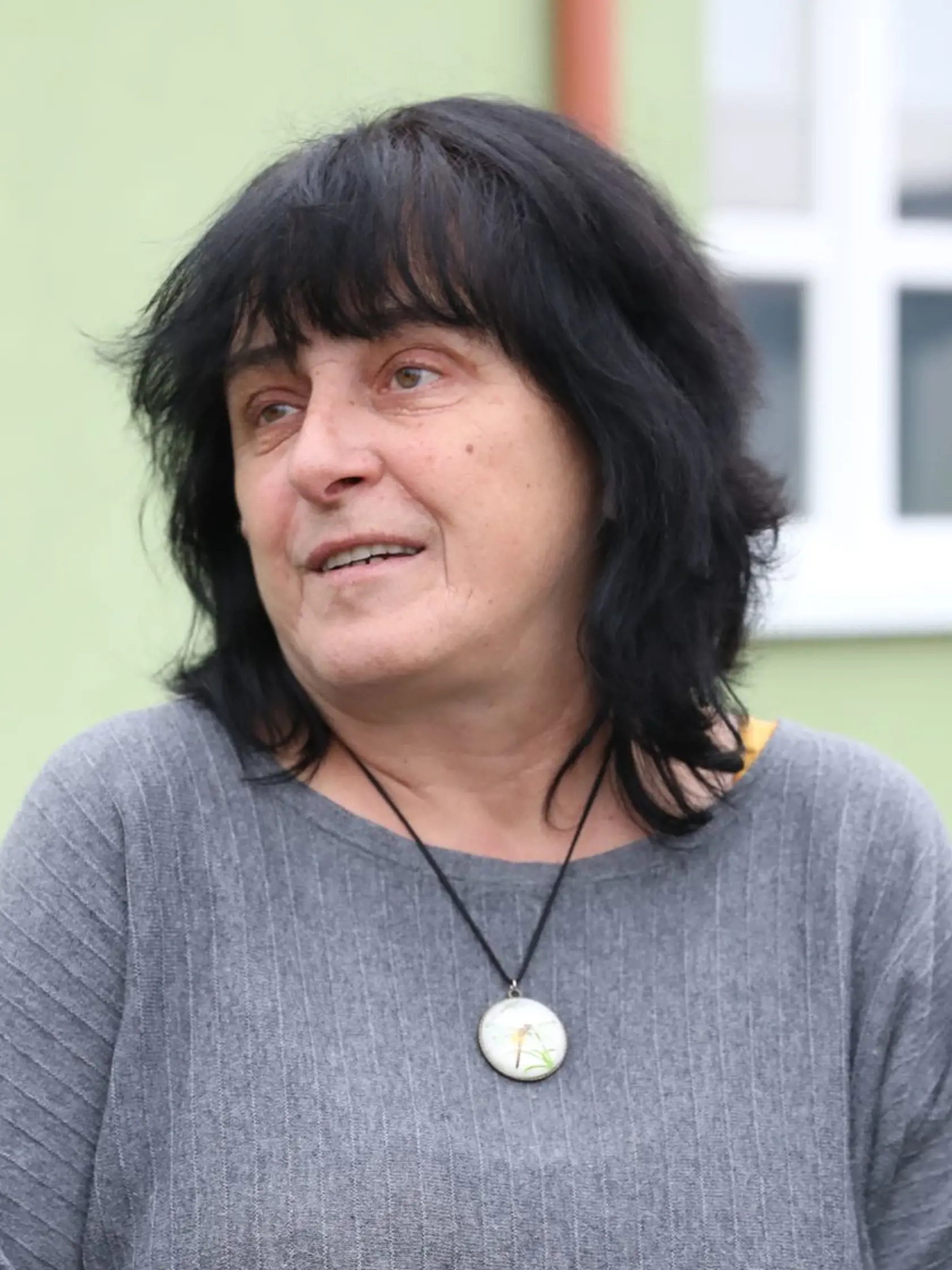 „Róbi sa zapájal sa do našich obecných akcií. Naposledy bol na zemiakovom festivale, kde vypekával dobroty,“ prezradila nám zarmútená starostka obce Marta Mészárosová.„Ťažko sa mi hľadajú vhodné slová. Na obecnom úrade sme všetci zostali prekvapení. Je nám to všetkým strašne ľúto, hlavne kvôli jeho manželke Renátke,“ pokračovala ďalej starostka.