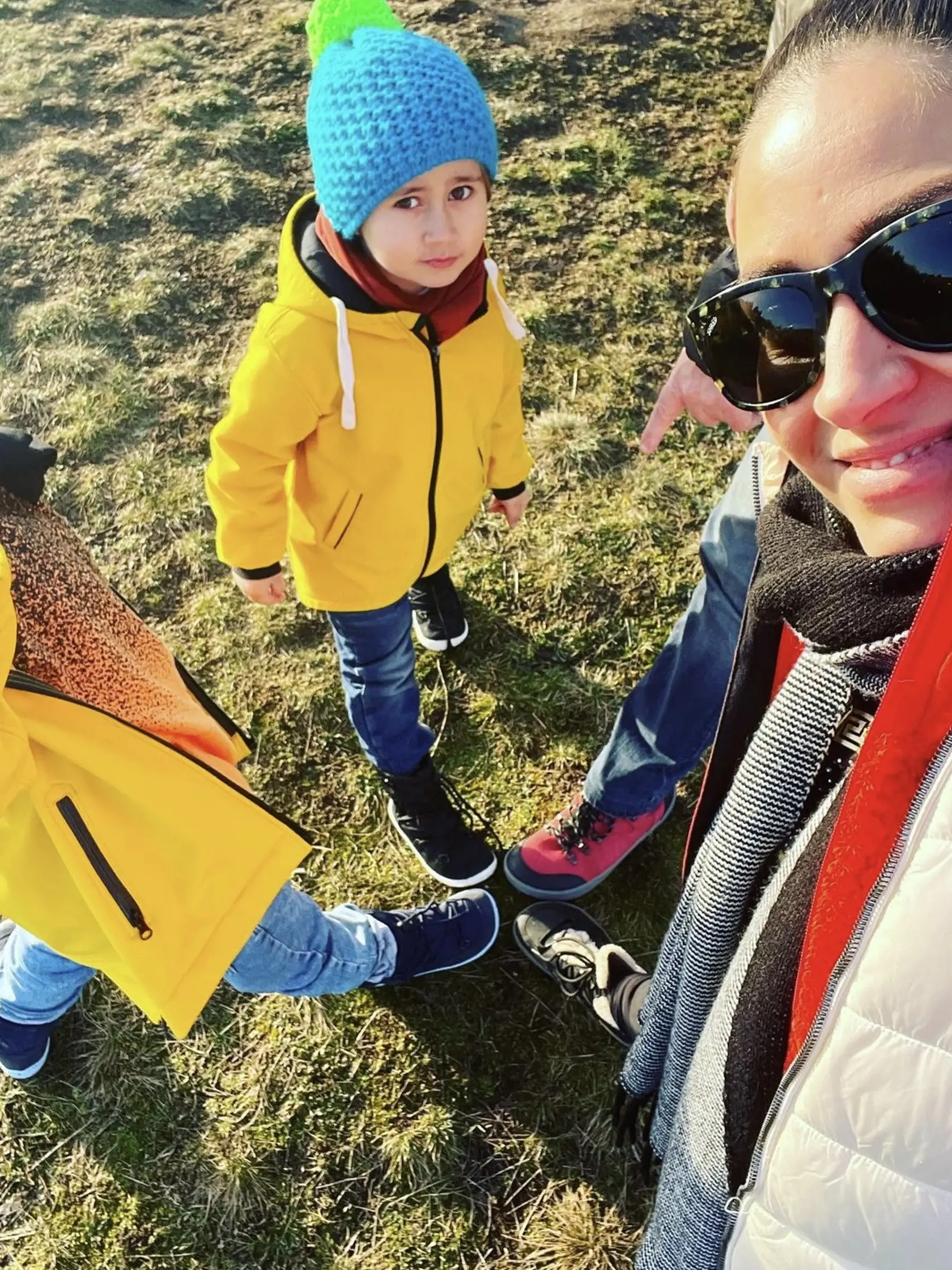 Zdenka často pridáva na svoj instagramový profil fotografie nielen zo svojho pracovného, ale i súkromného života a na mnohých nemôžu chýbať jej najbližší. Speváčka sa tiež netají tým, že miluje prírodu a práve v súlade s ňou sa snaží známa rodinka aj žiť.
