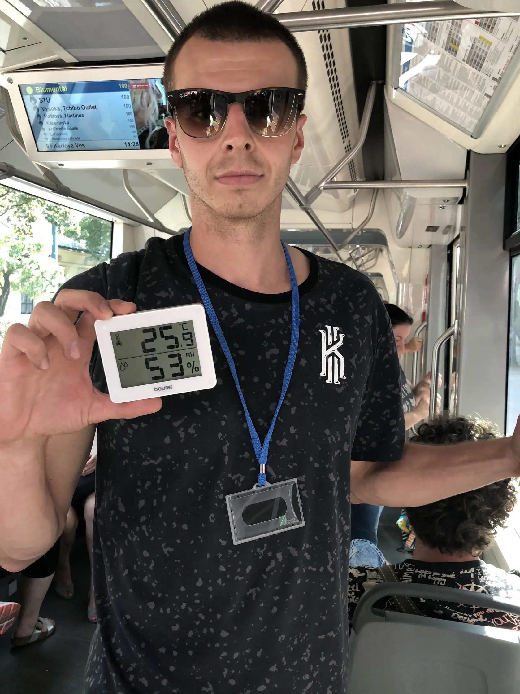 25,9°C - Ani v klimatizovanej električke nie je podľa teplomera až tak chladno.