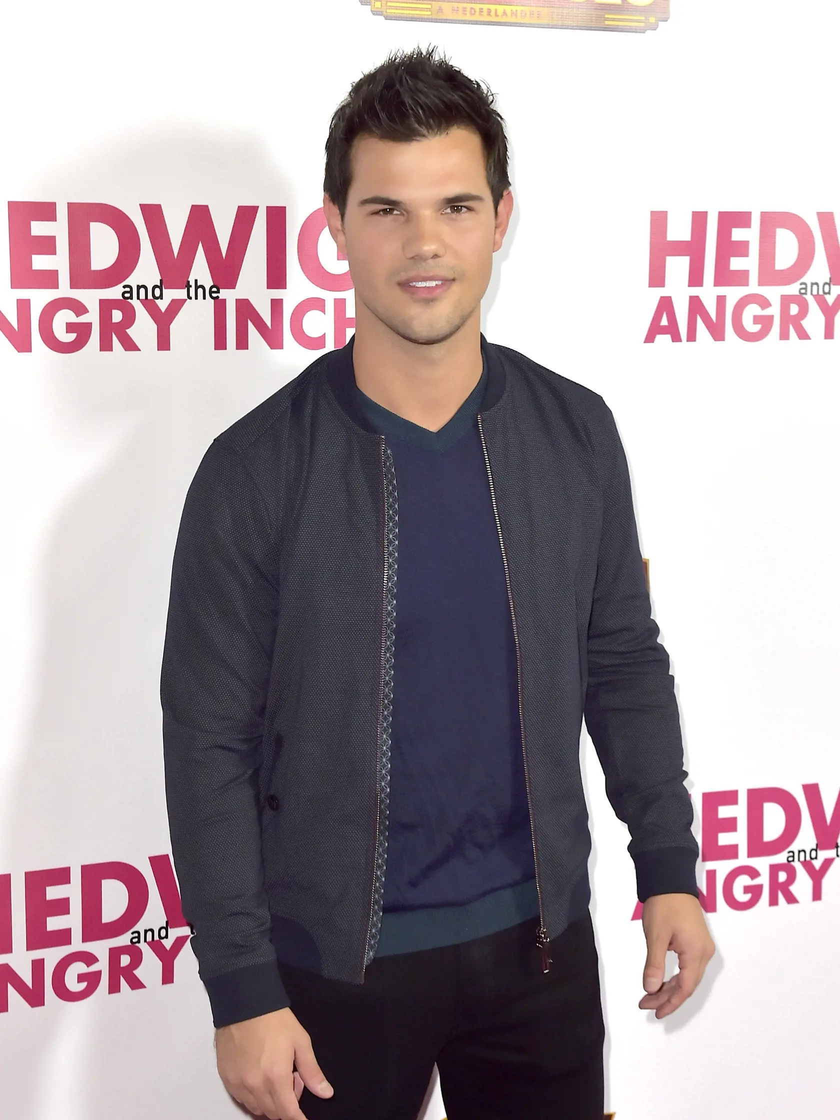 Séria Twilight pritiahla k obrazovkám milióny fanúšičiek. Dôvodom však nebol len nebezpečný upír Robert Pattinson, ale aj vlkolak Taylor Lautner, ktorý sa rovnako usiloval o srdce krásnej Belly (Kristen Stewart).