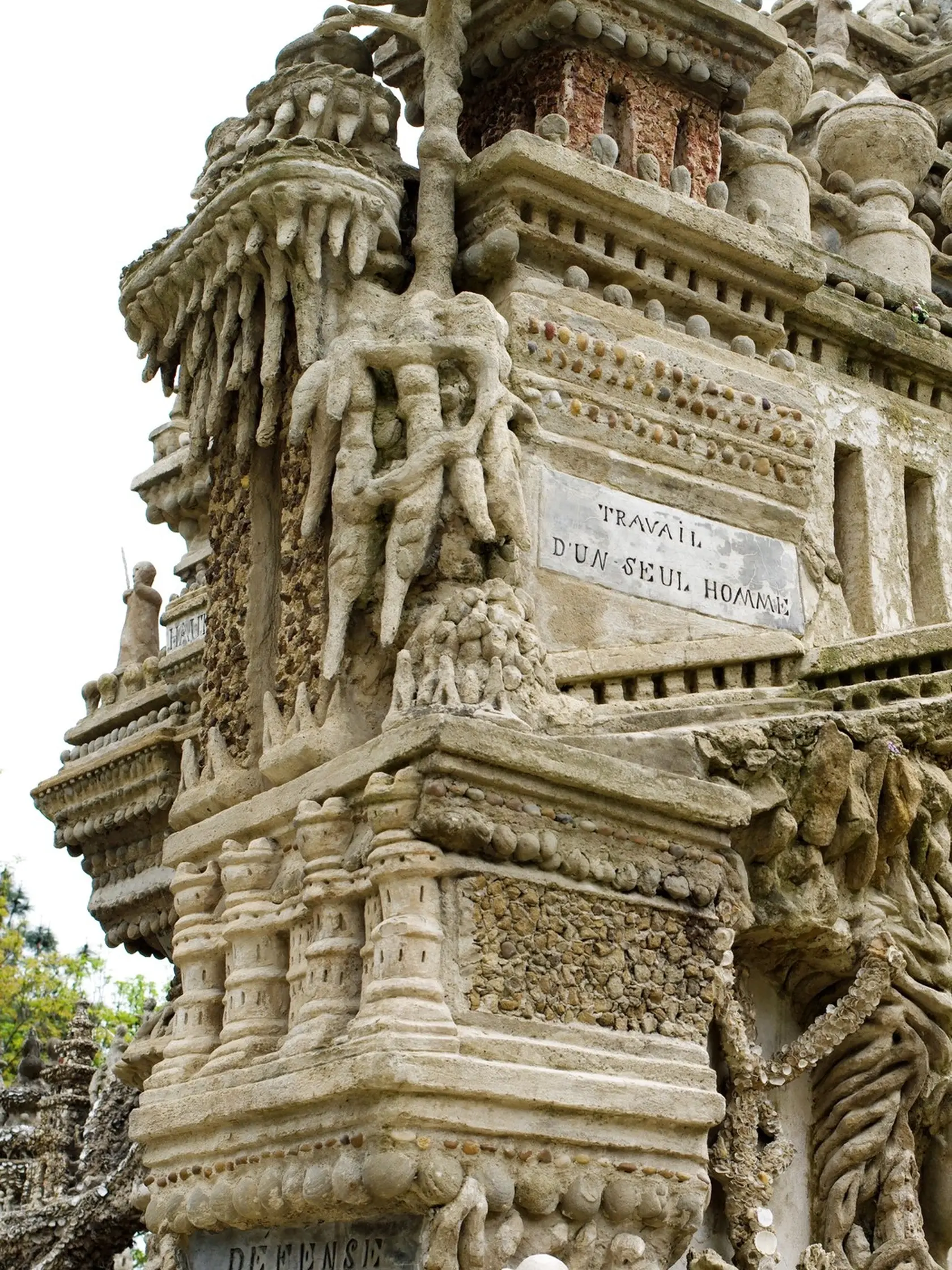 Dodnes tento palác patrí medzi najväčšie divy naivného umenia.
