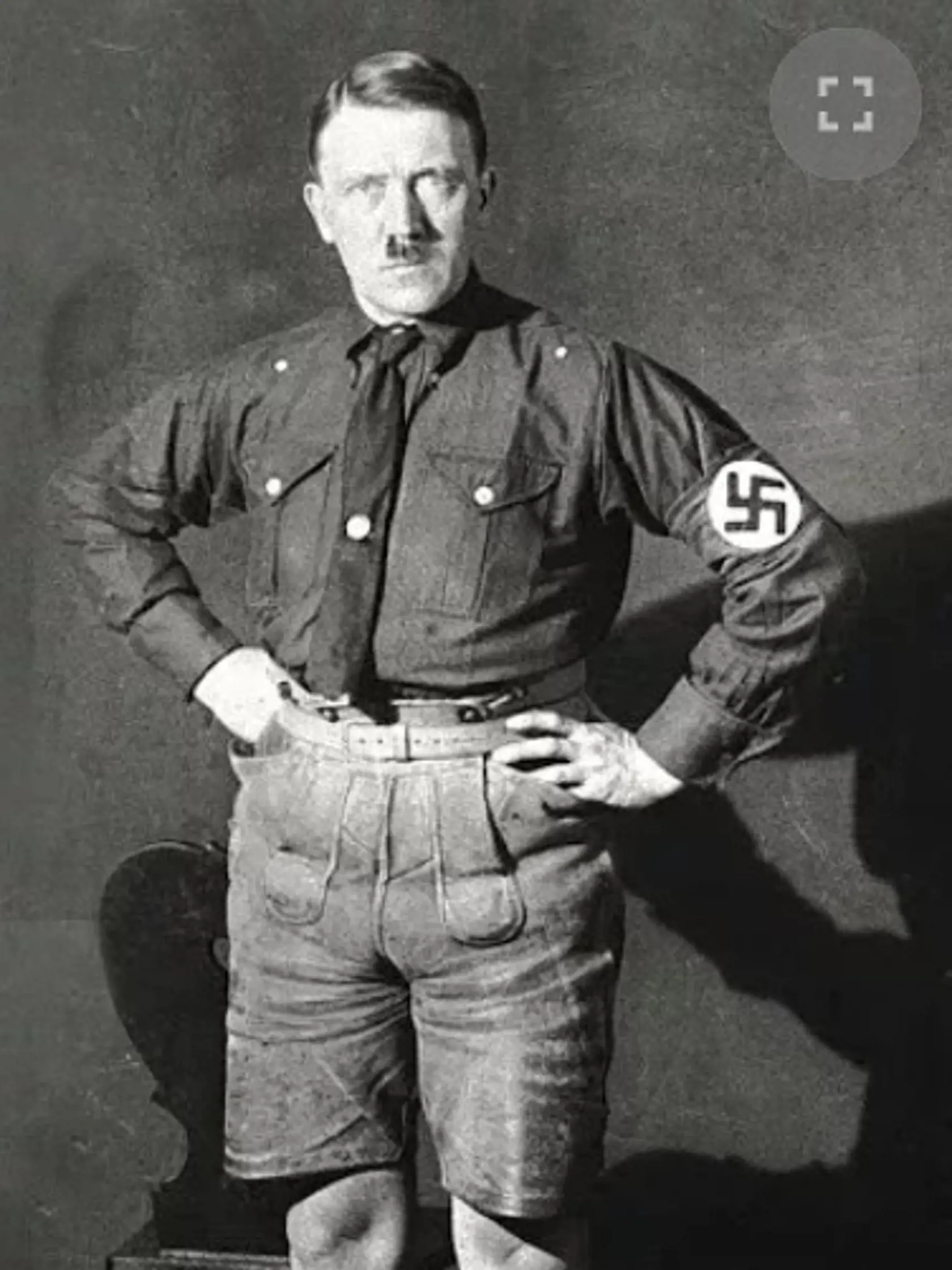 Na jednom zo zachránených záberov pózuje Adolf Hitler v krátkych nohaviciach, ktoré mu deformujú postavu. Viac než vodca tak na zábere vyzerá ako nahnevaný skaut.