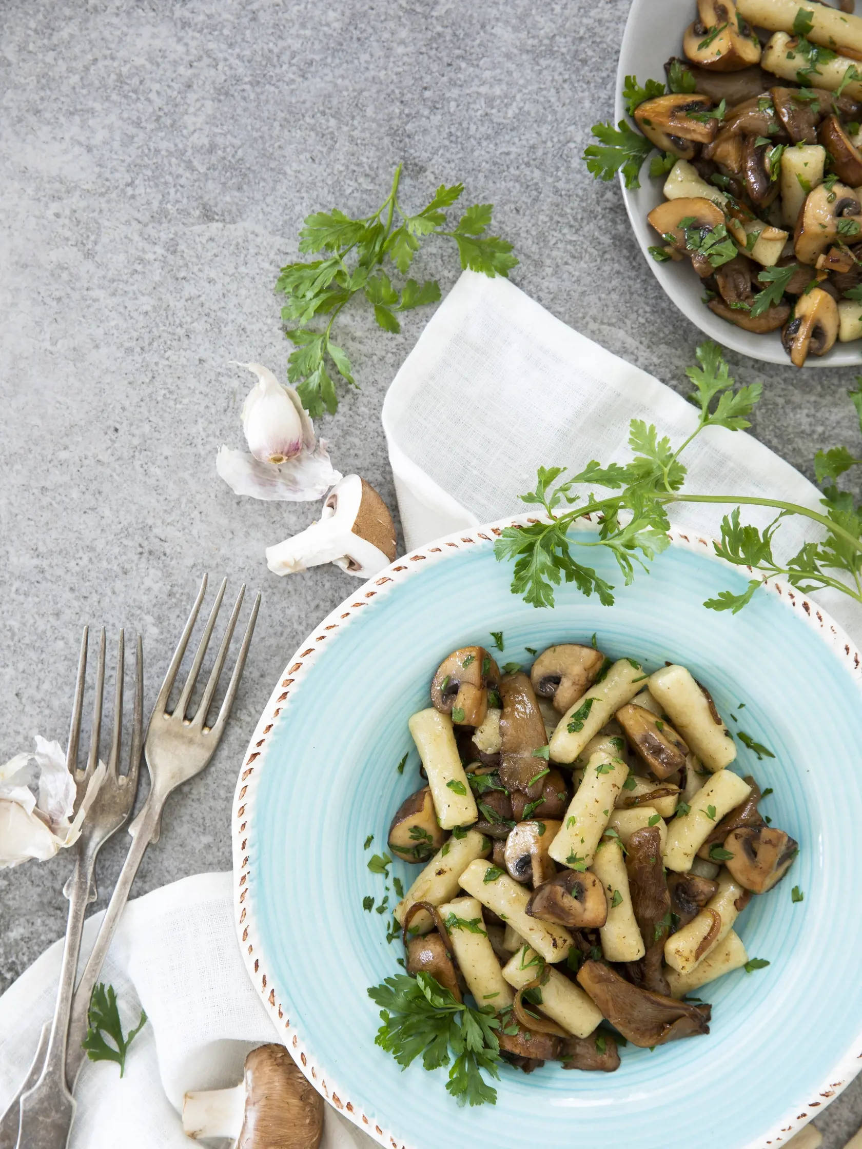 zemiakové šúľance s hubami, zeleninové recepty

recept:
4 PORCIE, PRÍPRAVA 15 MINÚT, VARENIE 15-20 MINÚT
• 500 g šúľancov (urobíte podľa receptu na guľky zo strany 46) • 500 g zmesi húb (hliva ustricovitá, šampiňóny, kuriatka, dubáky...) • 1 malá šalotka
• 2 strúčiky cesnaku • soľ, korenie • maslo, olivový olej • za hrsť petržlenovej vňate
1. Šúľance uvarte v osolenej vode, sceďte a pokvapkajte olivovým olejom.
2. Šalotku pokrájajte na pásiky, dajte do panvice s r