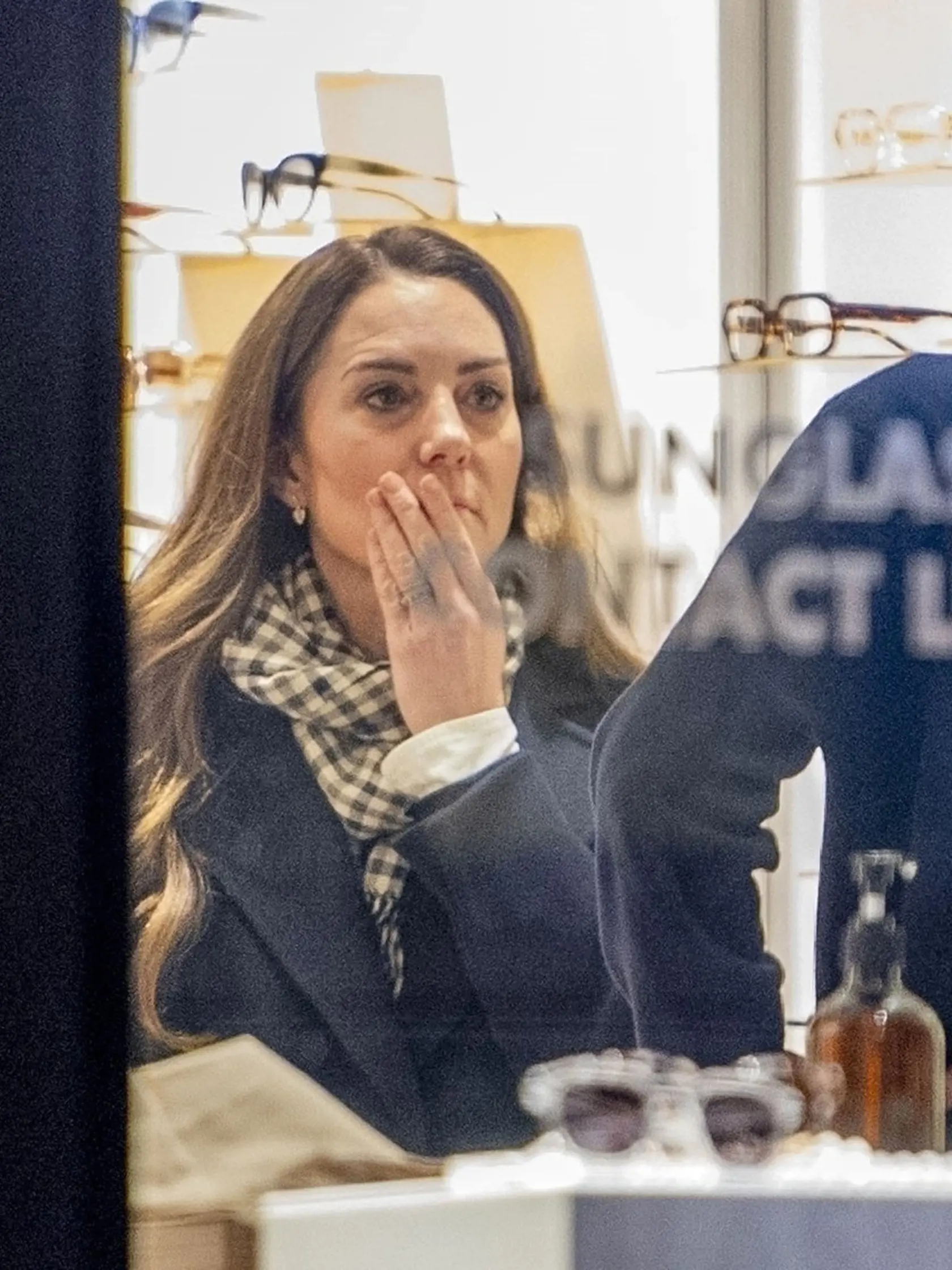 Princezná Kate navštívila predajnú okuliarov. 