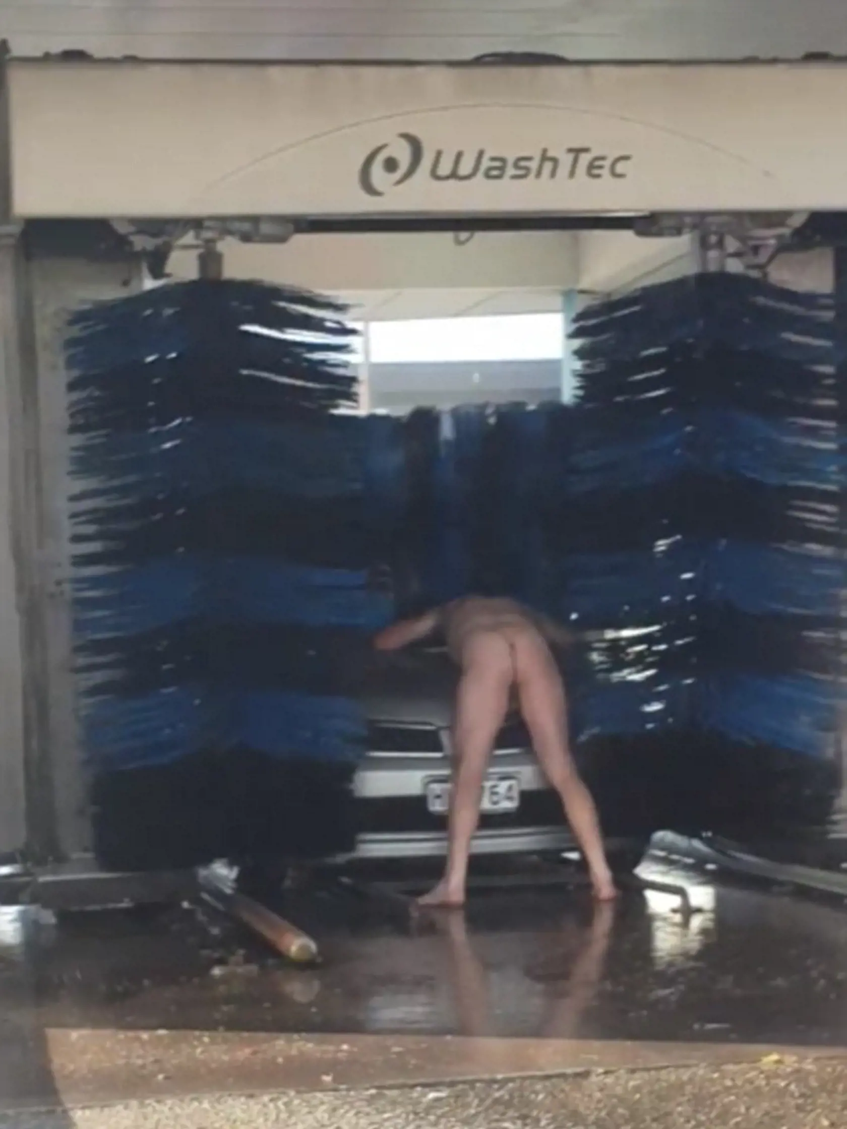 Muža Harris zbadal, keď stál na križovatke pred autoumyvárňou.