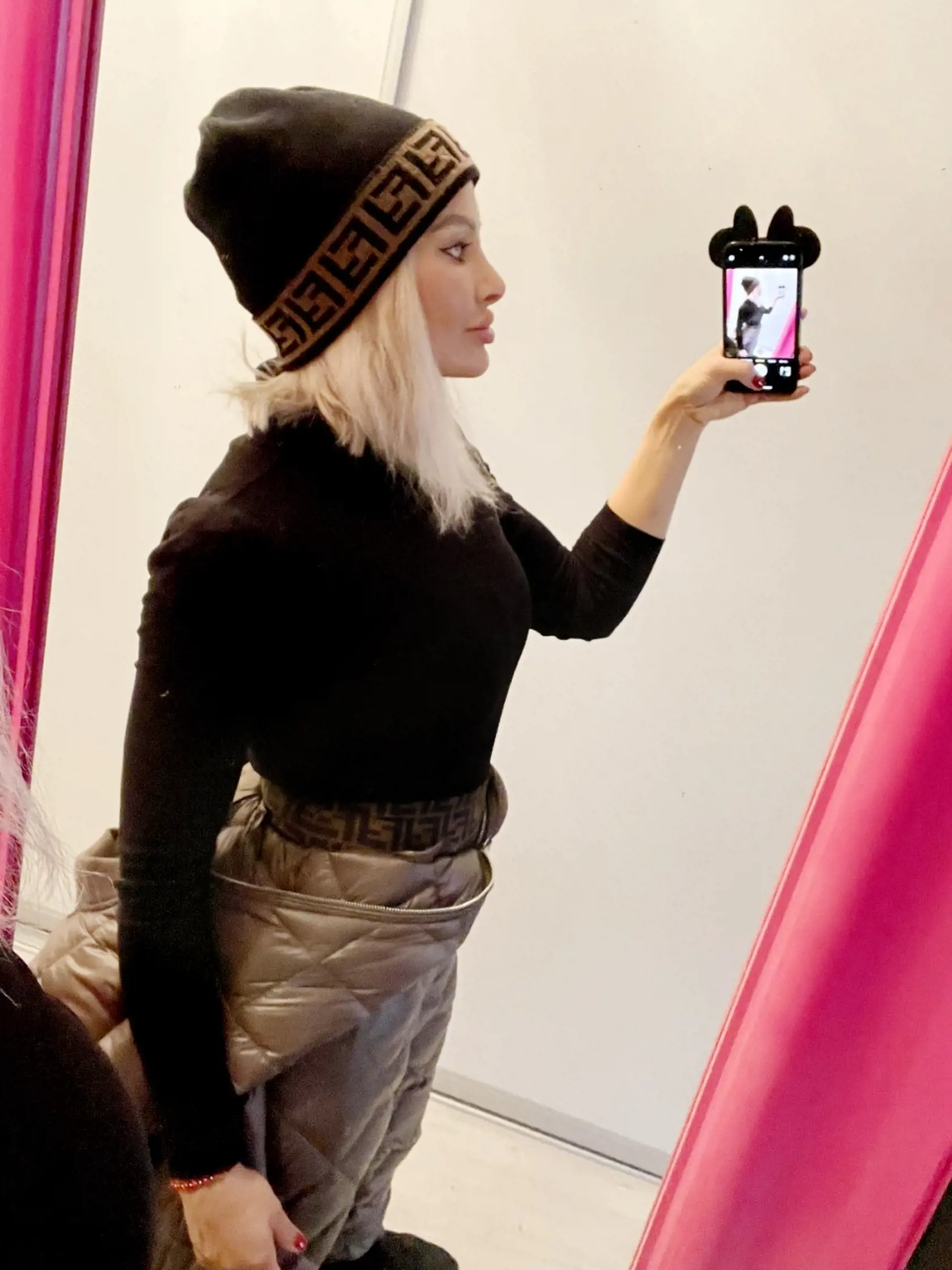 Zaobstarala si aj blond parochňu z kratších vlasov.