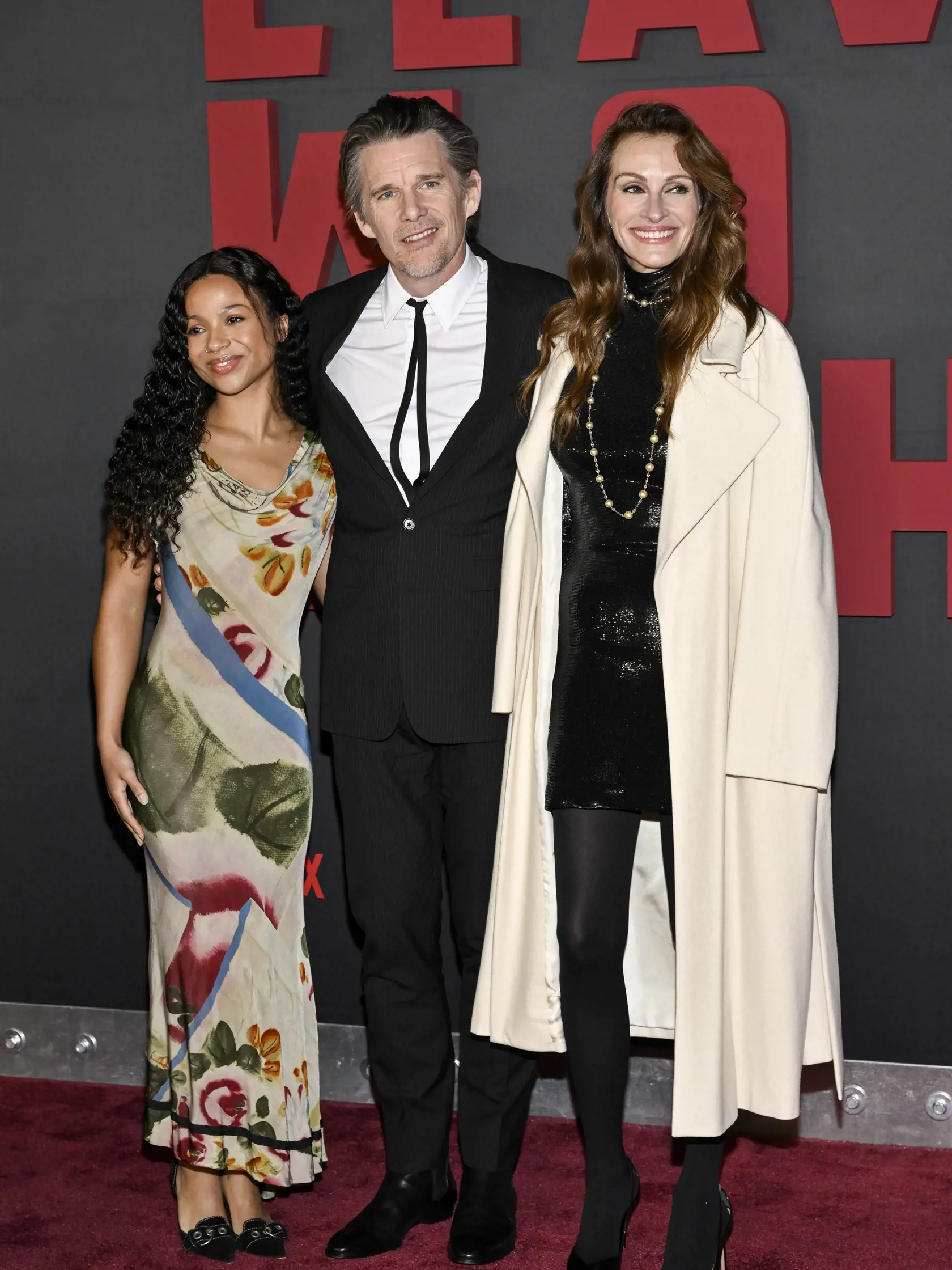 Na snímke sprava herci Julia Roberts, Ethan Hawke a Myha'la Herrold prichádzajú na premiéru amerického psychologického trileru Leave the World Behind spoločnosti Netflix v hoteli Plaza v New Yorku v noci na 5. decembra 2023.