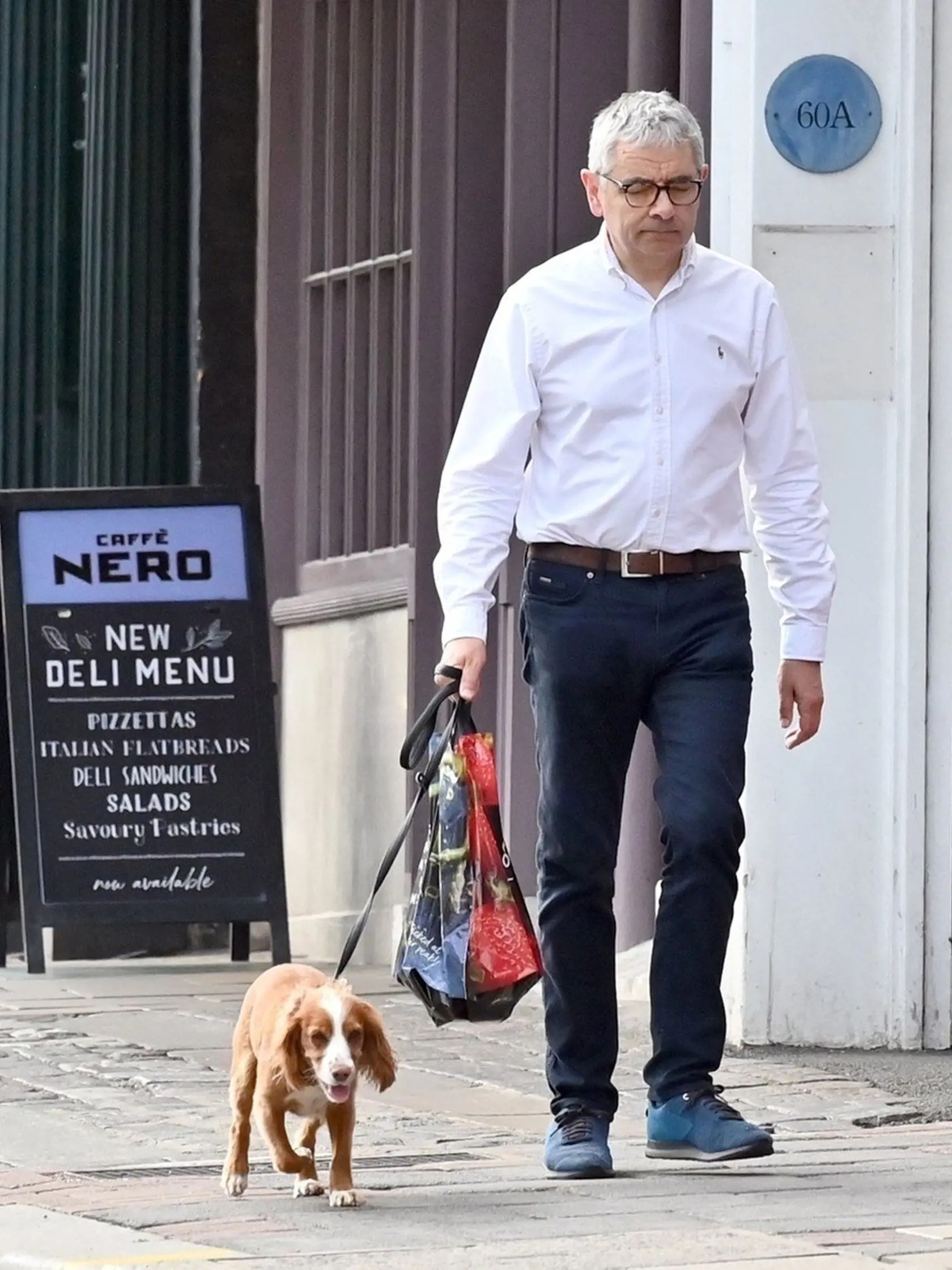 Britský herec a komik Rowan Atkinson venčil v uliciach Londýna svojho psa.