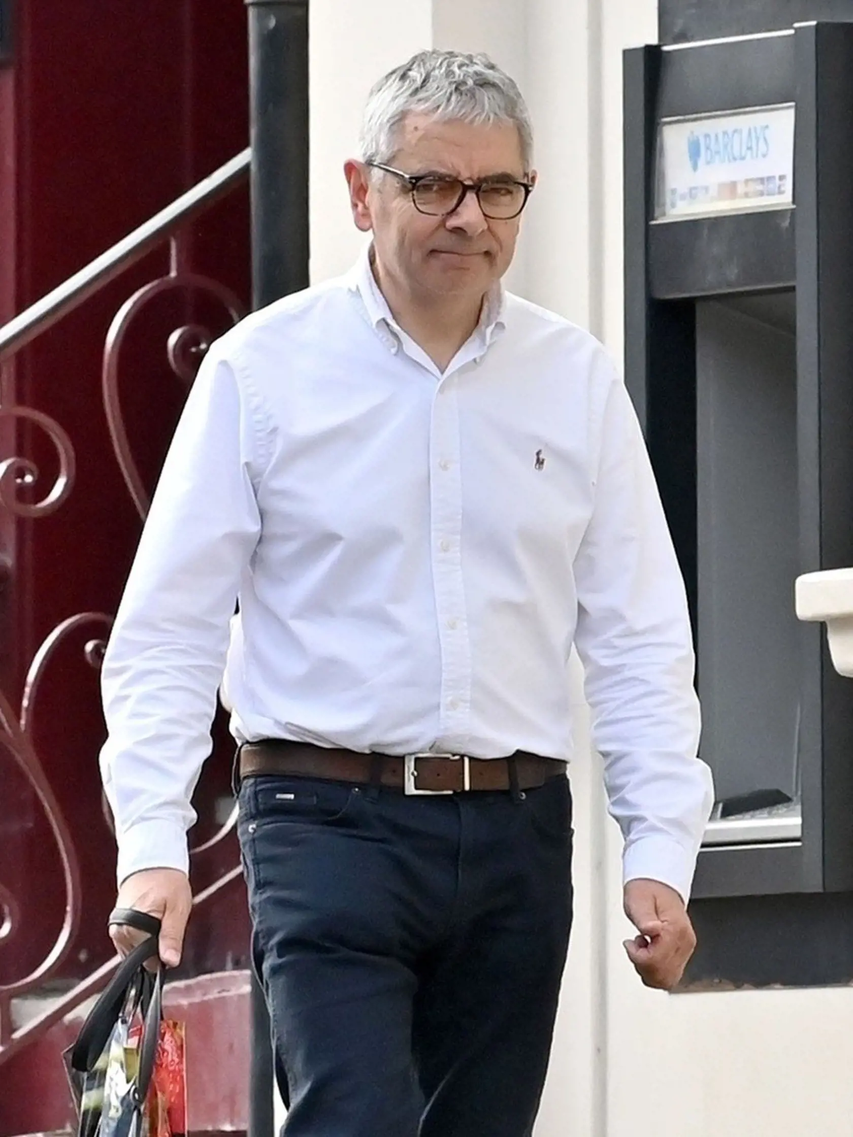 Britský herec a komik Rowan Atkinson venčil v uliciach Londýna svojho psa.