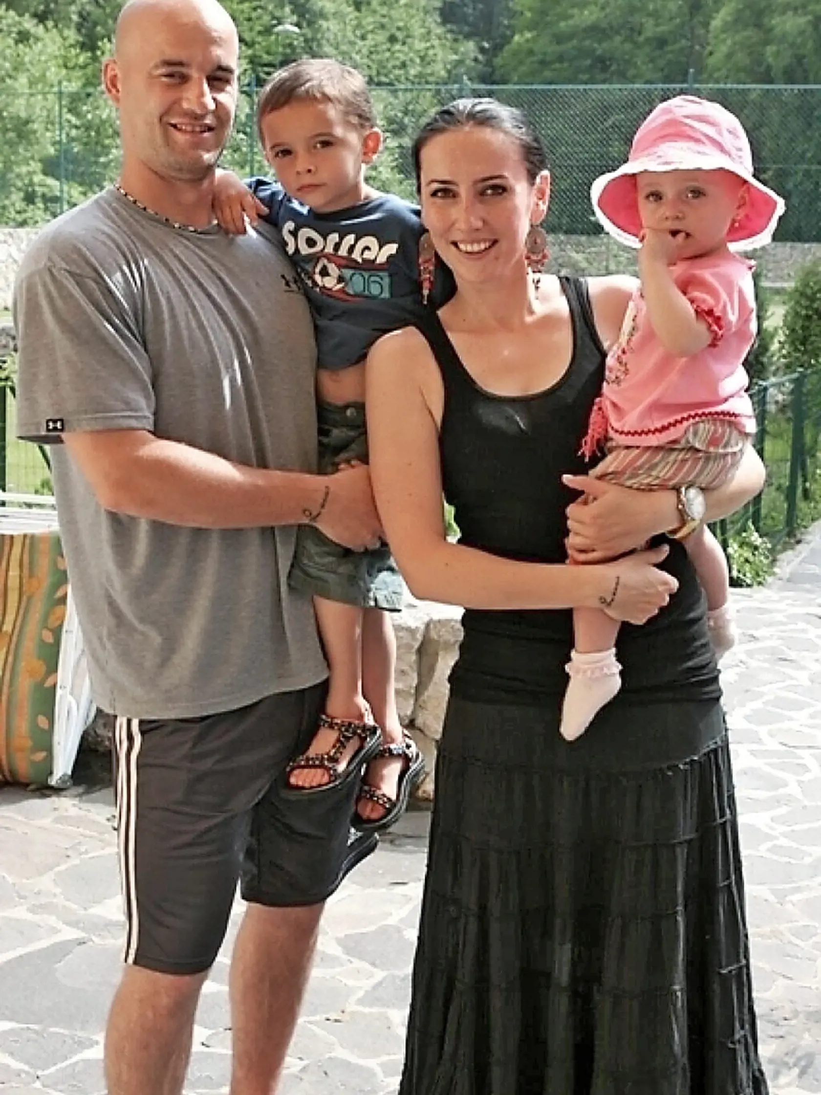 Po manželovej smrti žije pre deti Lucasa a Zaru.