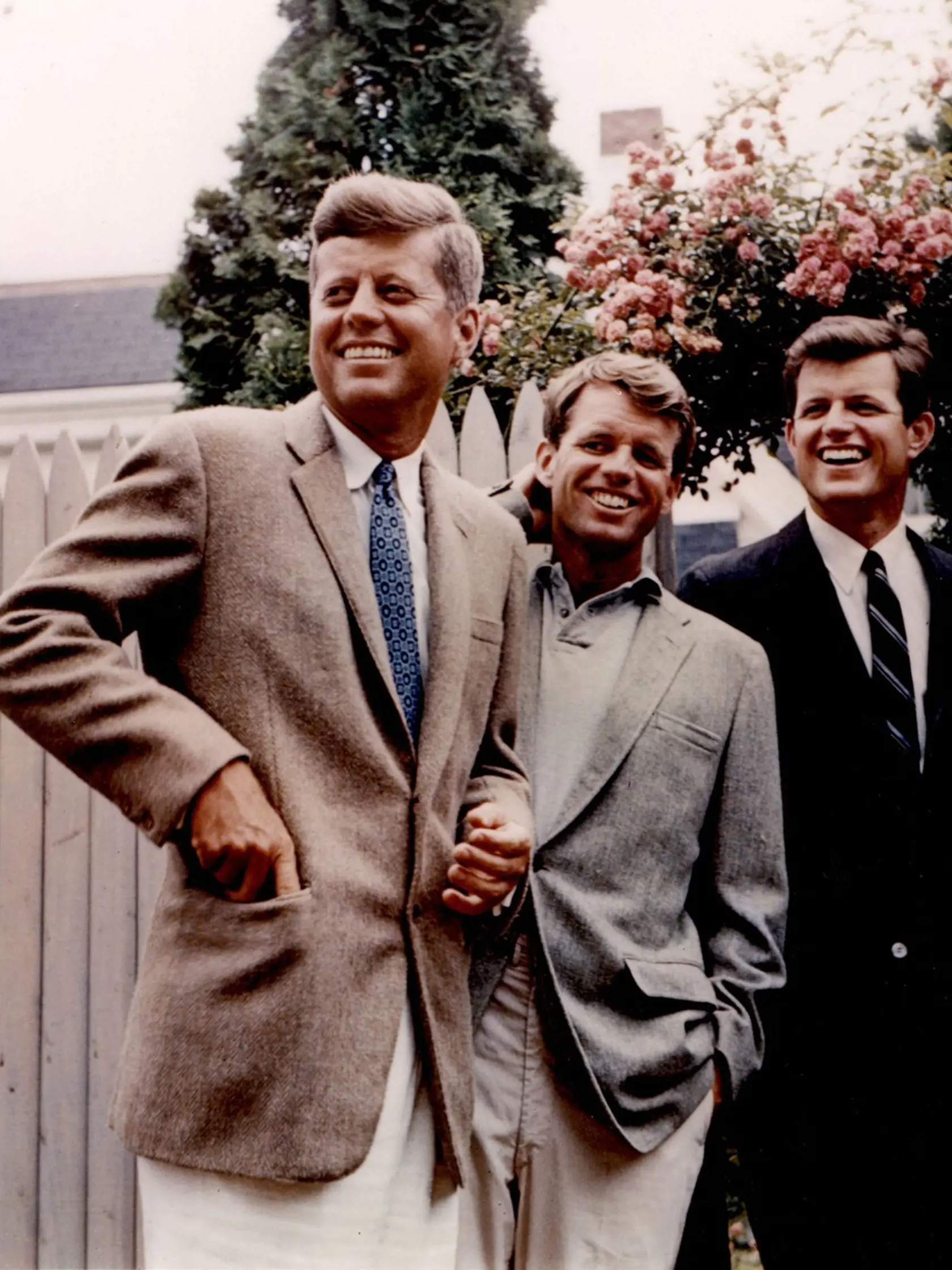 JOHN F. KENNEDY s bratmi Robertom a Ewardom.