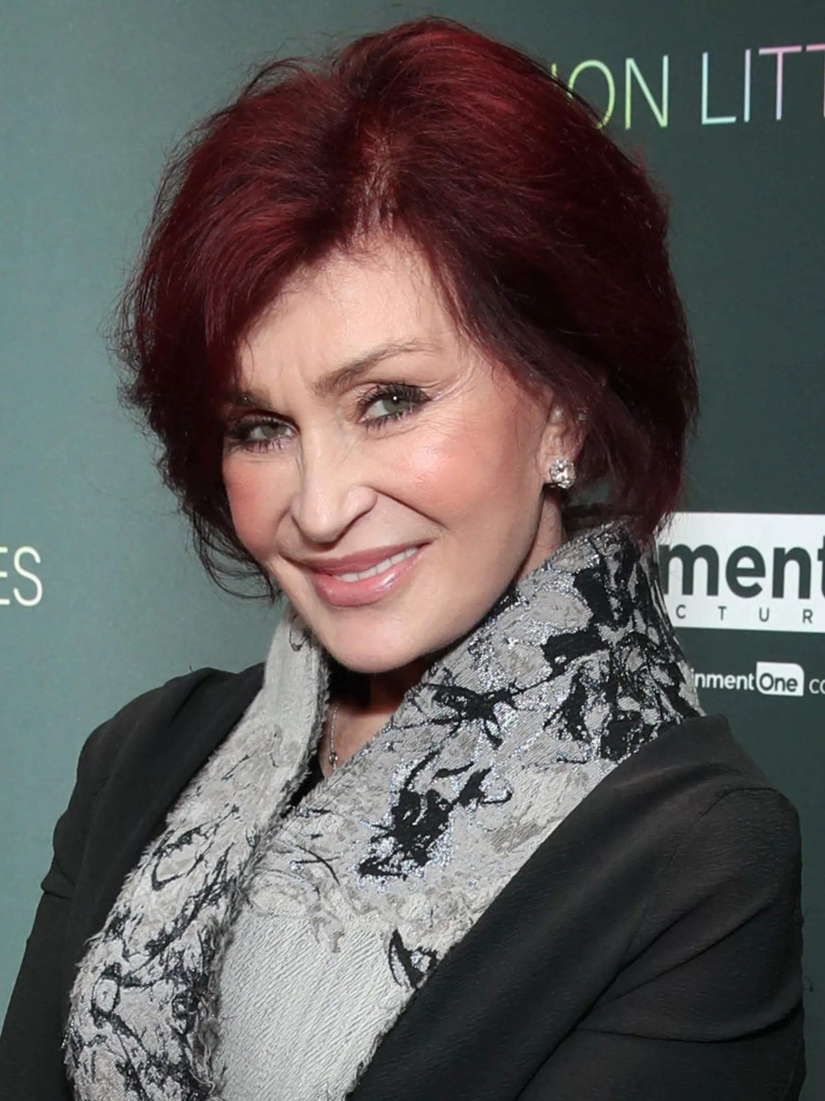 Porotkyňa v talentových šou Sharon Osbourne priznala, že v roku 2021 podstúpila zbabraný facelift. „Už nie je čo naťahovať, ťahať, strihať.“ Vraj trvalo roky, kým si povedala, že je to opäť ona. Otvorene tiež hovorí o tom, že využila na chudnutie Ozempic, no schudla príliš, 19 kilogramov a teraz sa snaží pribrať. 