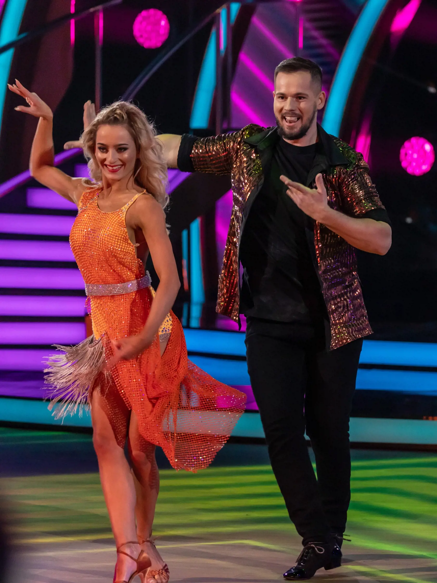 Na svojom instagramovom profile sa k vypadnutiu vyjadril stručne: “Už sa pomaličky zbieram z náročnej skúsenosti, ale som veľmi šťastný, že som Let’s Dance mohol zažiť. Žltú farbu si kde tu ešte zotieram a takisto naprávam koleno z posledného jive-u,” napísal so smiechom.