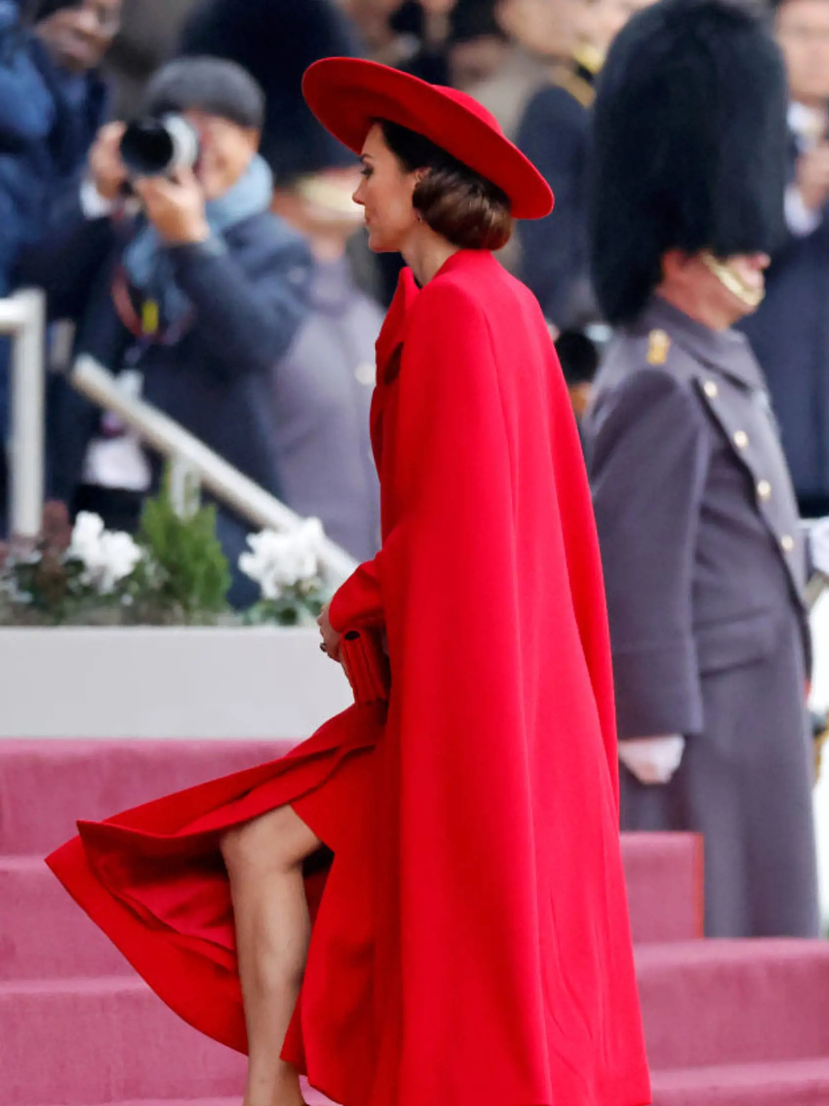 Princezná z Walesu Kate na seba strhla pozornosť, a to už na prvý pohľad farbou svojho monochromatického šarlátového outfitu. Ukázala aj nohy.