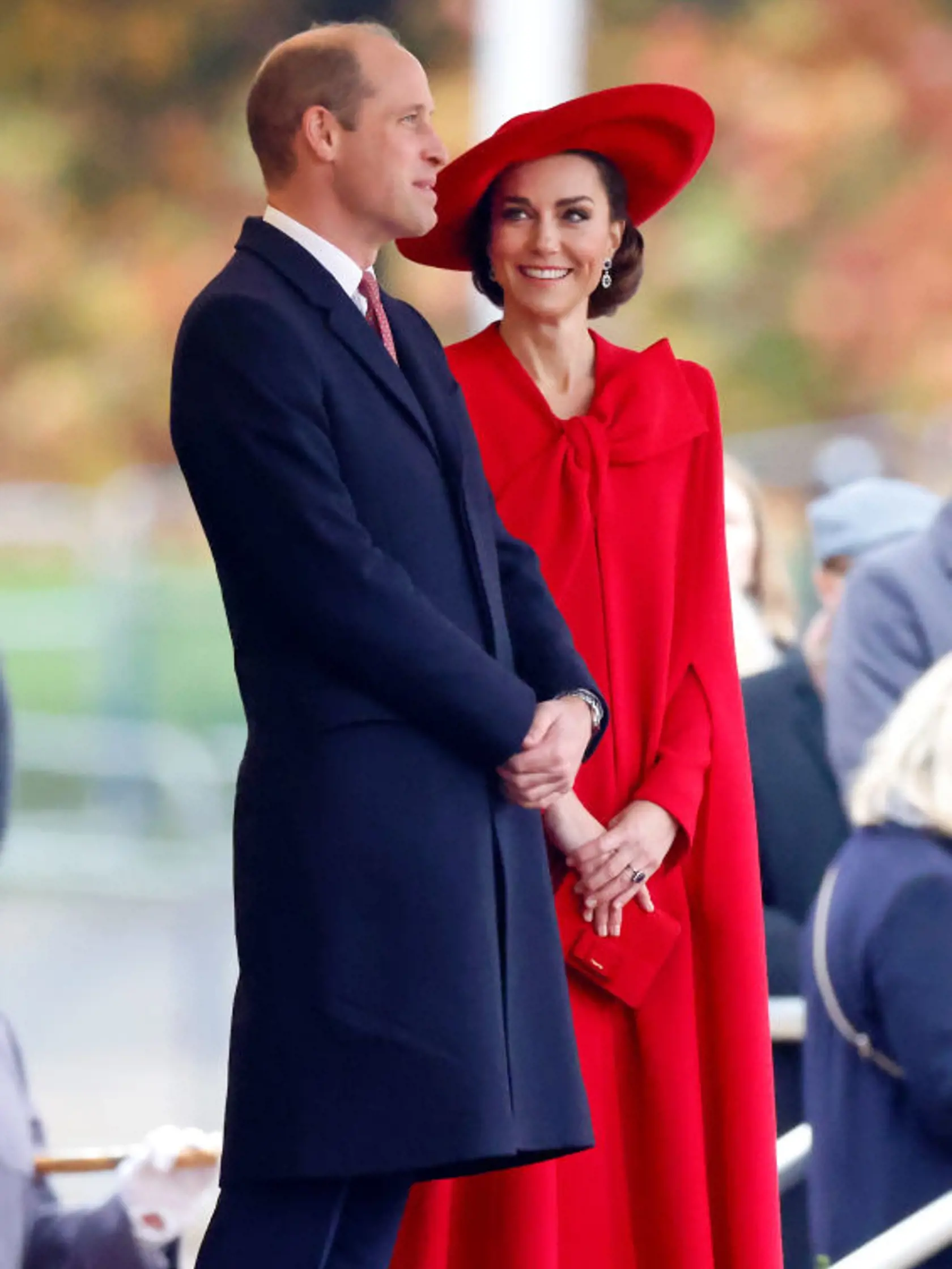 Princezná z Walesu Kate na seba strhla pozornosť, a to už na prvý pohľad farbou svojho monochromatického šarlátového outfitu. Ukázala aj nohy. Na snímke s manželom princom Williamom.