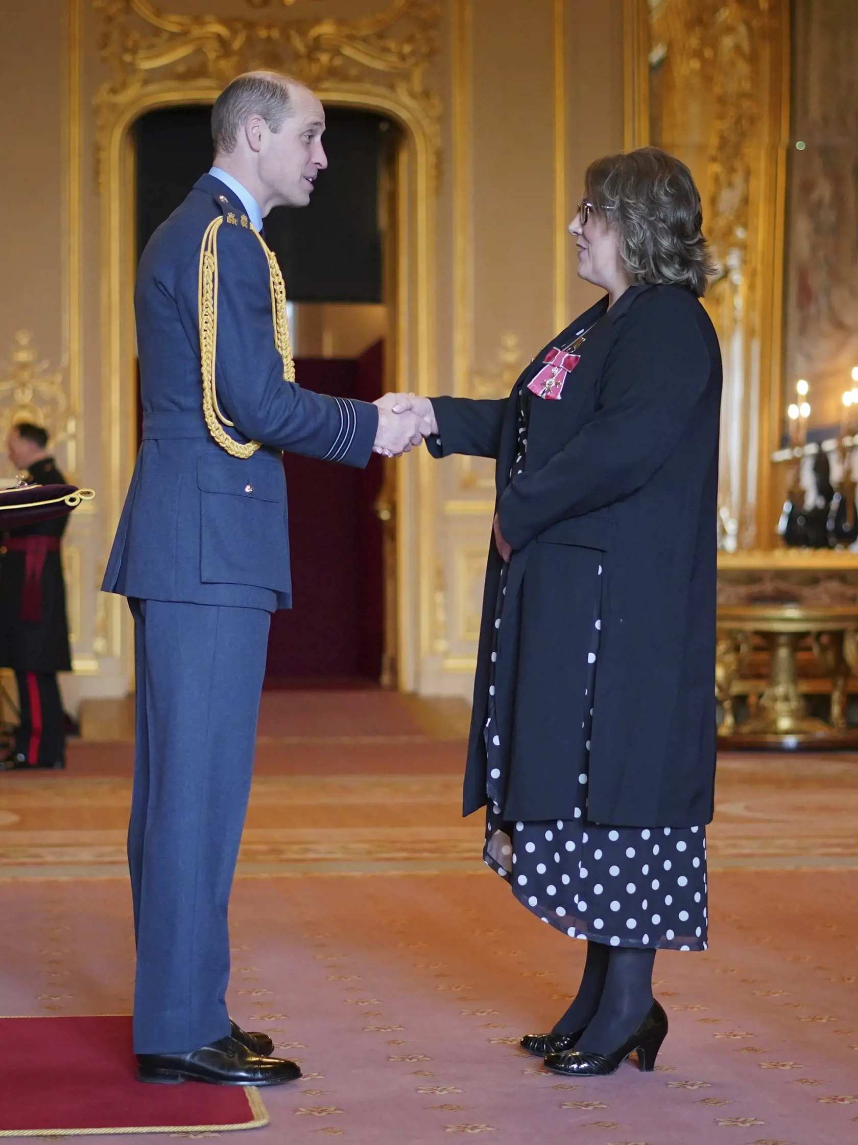 Princ William zastúpil otca, keď odovzdal 50 vyznamenaní.