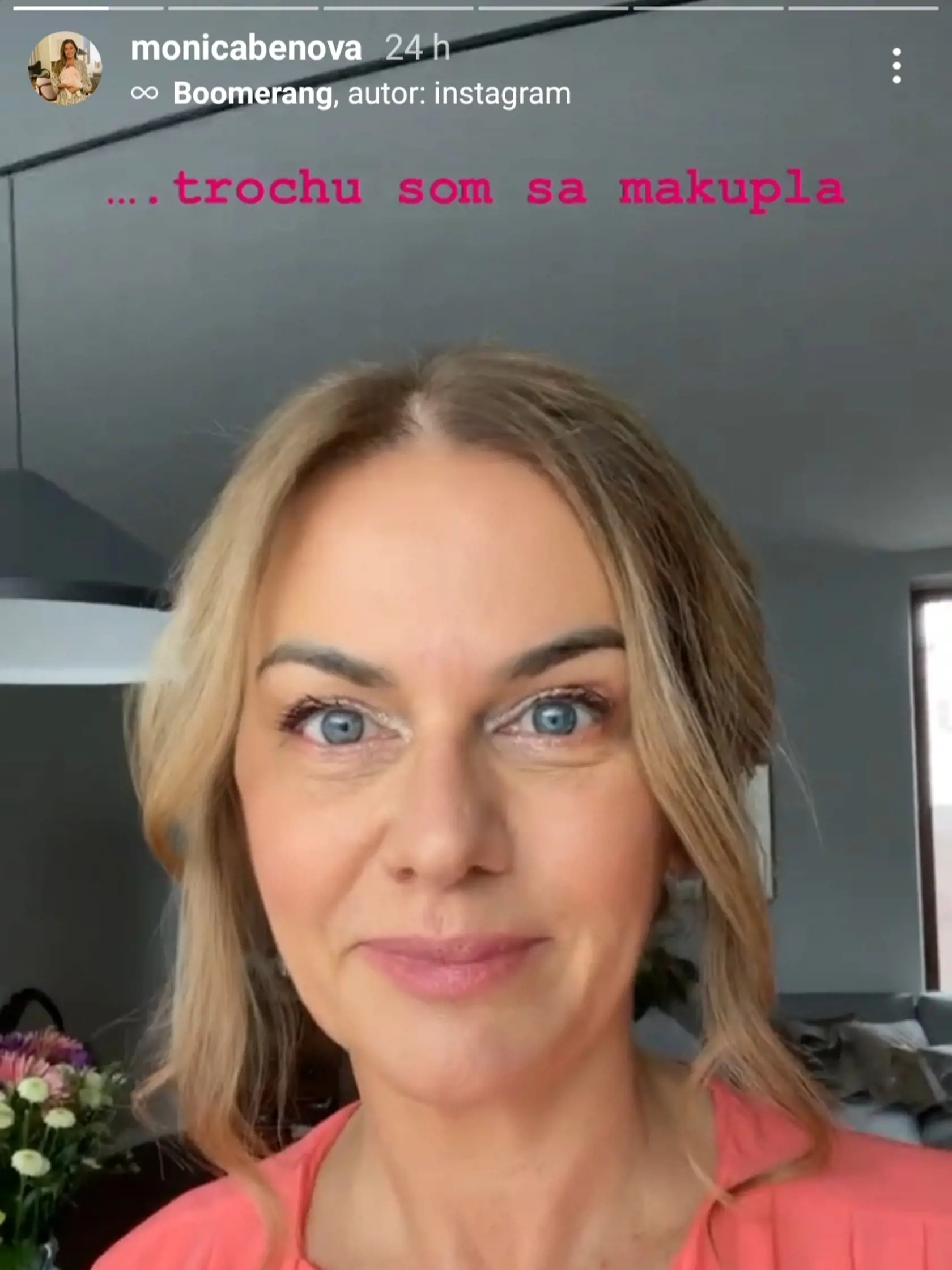 Monika nahodila pekný a jemný make-up.