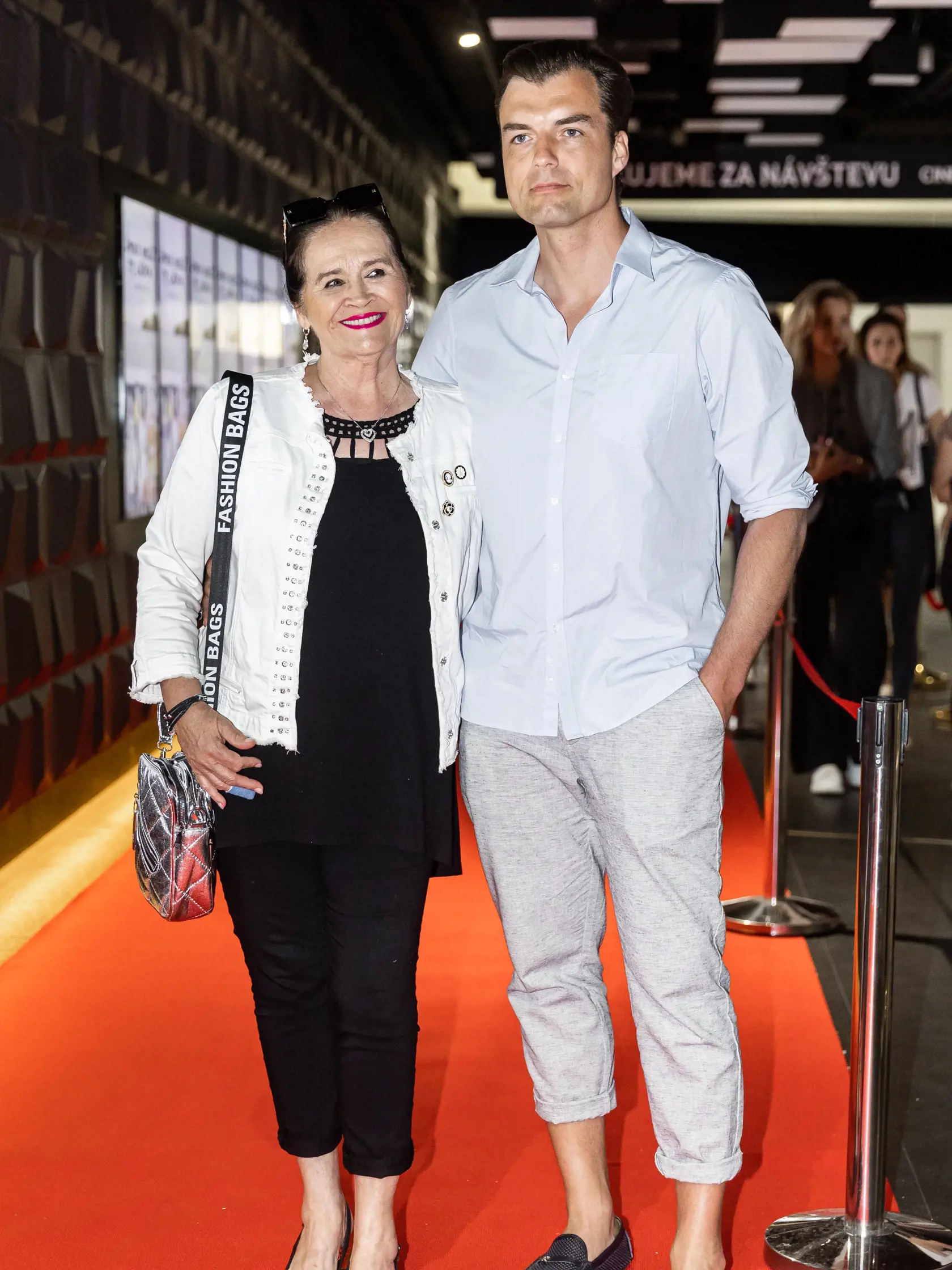 Premiéra filmu “Smolu nosíš ty, láska” v Bratislave. Na snímke Hana Gregorová a Ondřej Koptík.