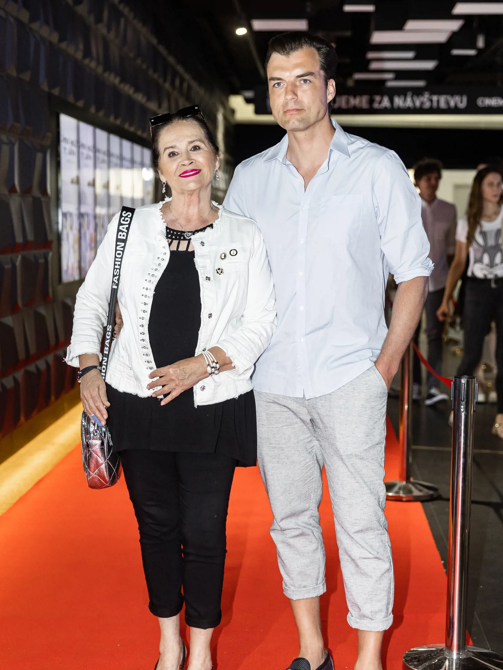 Premiéra filmu “Smolu nosíš ty, láska” v Bratislave. Na snímke Hana Gregorová a Ondřej Koptík.