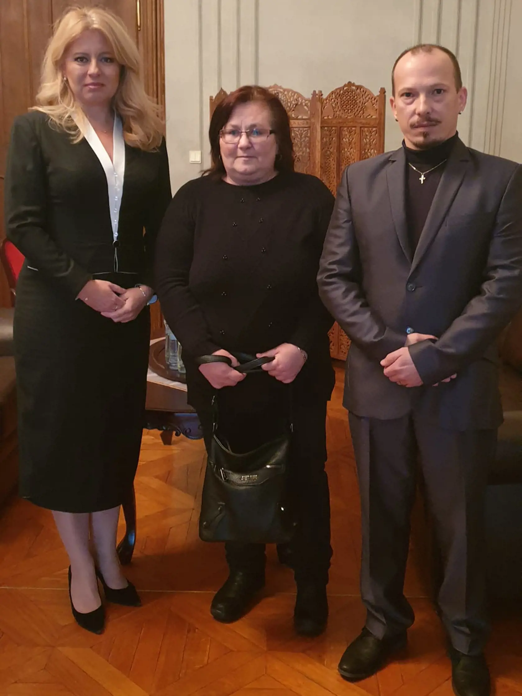 Prezidentka Čaputová a rodičia Romana, ktorý skočil zo strechy školy v Parchovanoch.