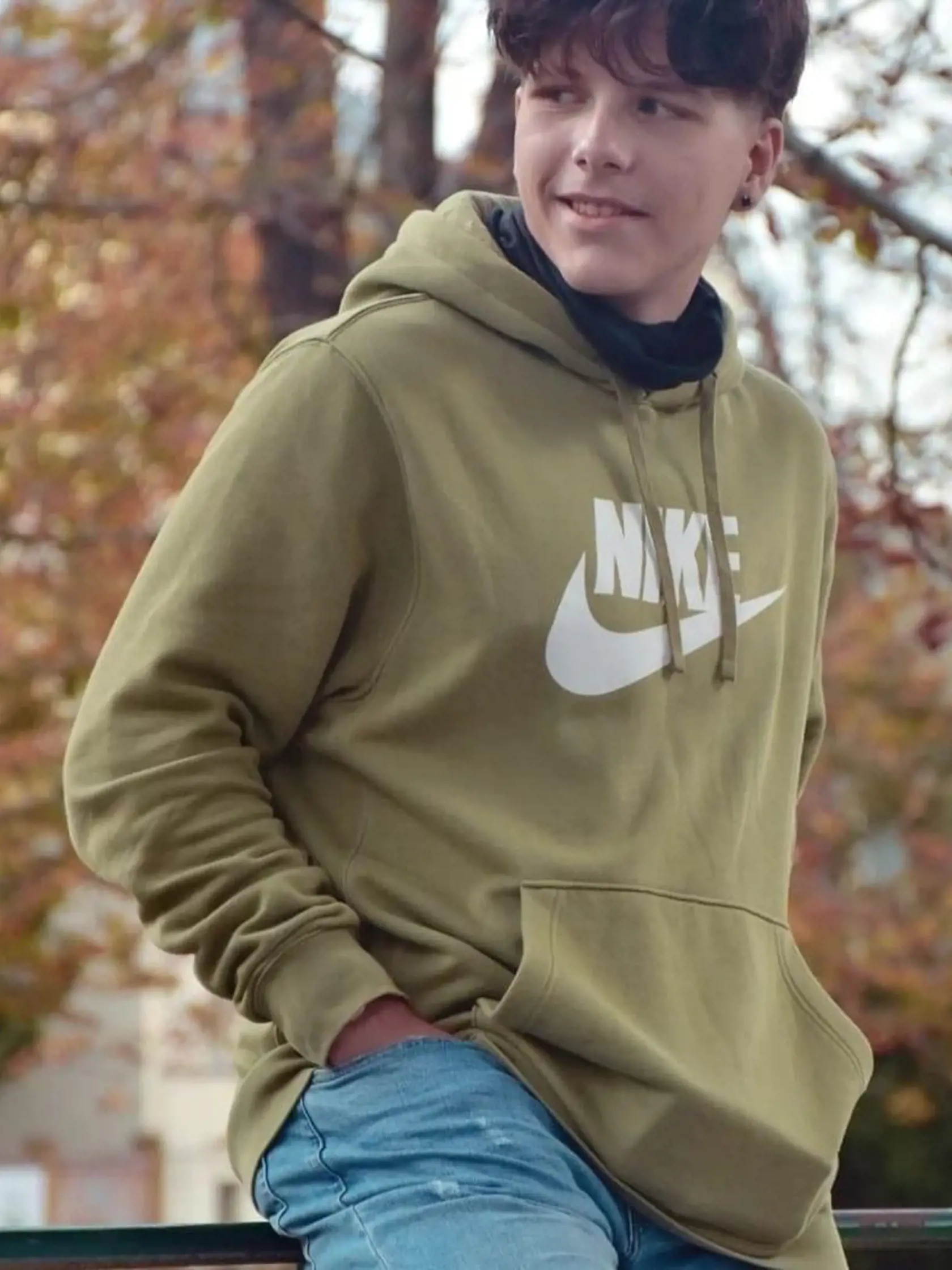 „Slniečko naše, tieto fotky boli fotené nedávno na modelingový fotobook. S tatikom sme veľmi smutní, že ich dávame pri inej, bohužiaľ smutnej príležitosti. Chcel si byť model, aby ťa poznal svet. Áno, ľudia ťa poznajú. Žiaľ, nie tak, ako si si to vysníval,“ napísala k spomienkovému videu chlapcova mama Iveta.