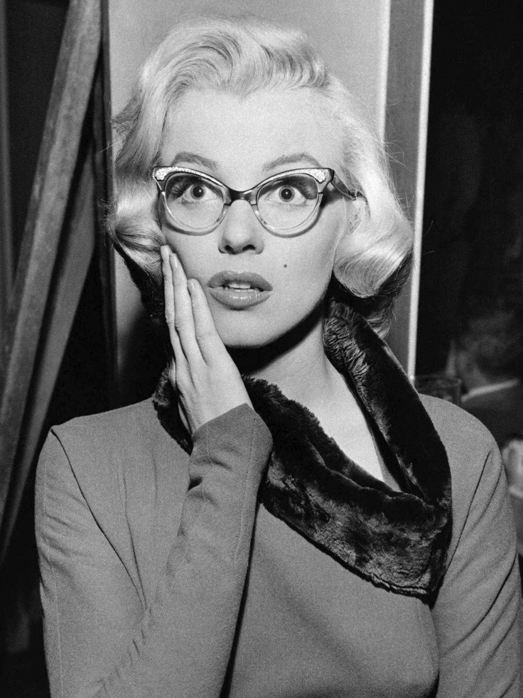 Hanbila sa za okuliare: Dnes je to trend, vtedy skôr vec, za ktorú sa celebrity hanbili. Napriek tomu Marilyn potrebovala okuliare. Nepriznala by to za nič na svete, vtedy rozhodne neboli také sexi ako dnes. Bála sa, že by jej to zničilo nálepku sexsymbolu a bola by ľuďom na smiech.