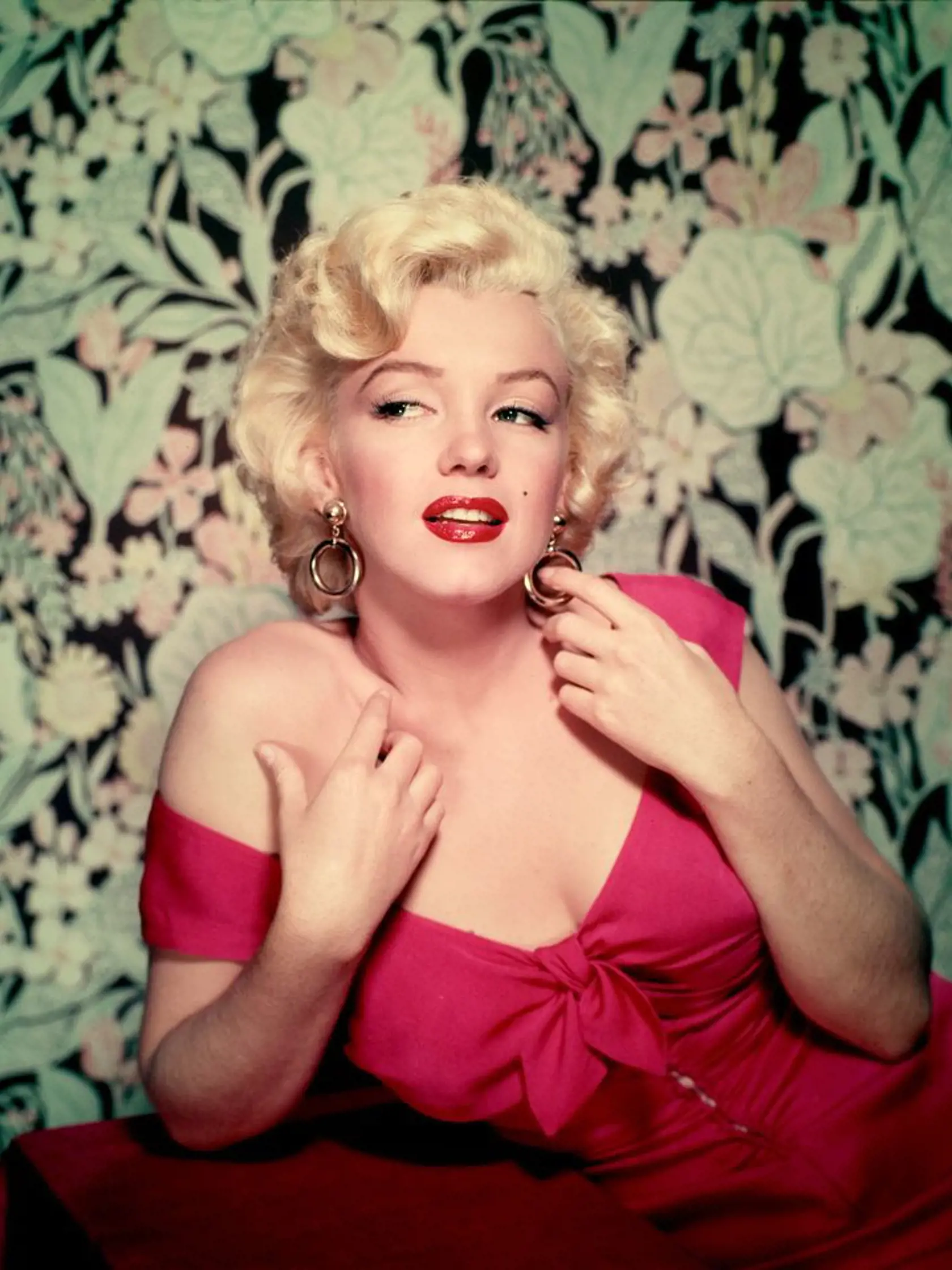 Mala dve plastiky: Okolo roku 1950 Marilyn podstúpila na želanie vedenia dve operácie, ktoré ľahko upravili vzhľad jej nosa a brady. Len aby sa stala dokonalým marketingovým produktom, sexsymbolom doby. Tiež si dala vyrovnať „predkus“ na zuboch.