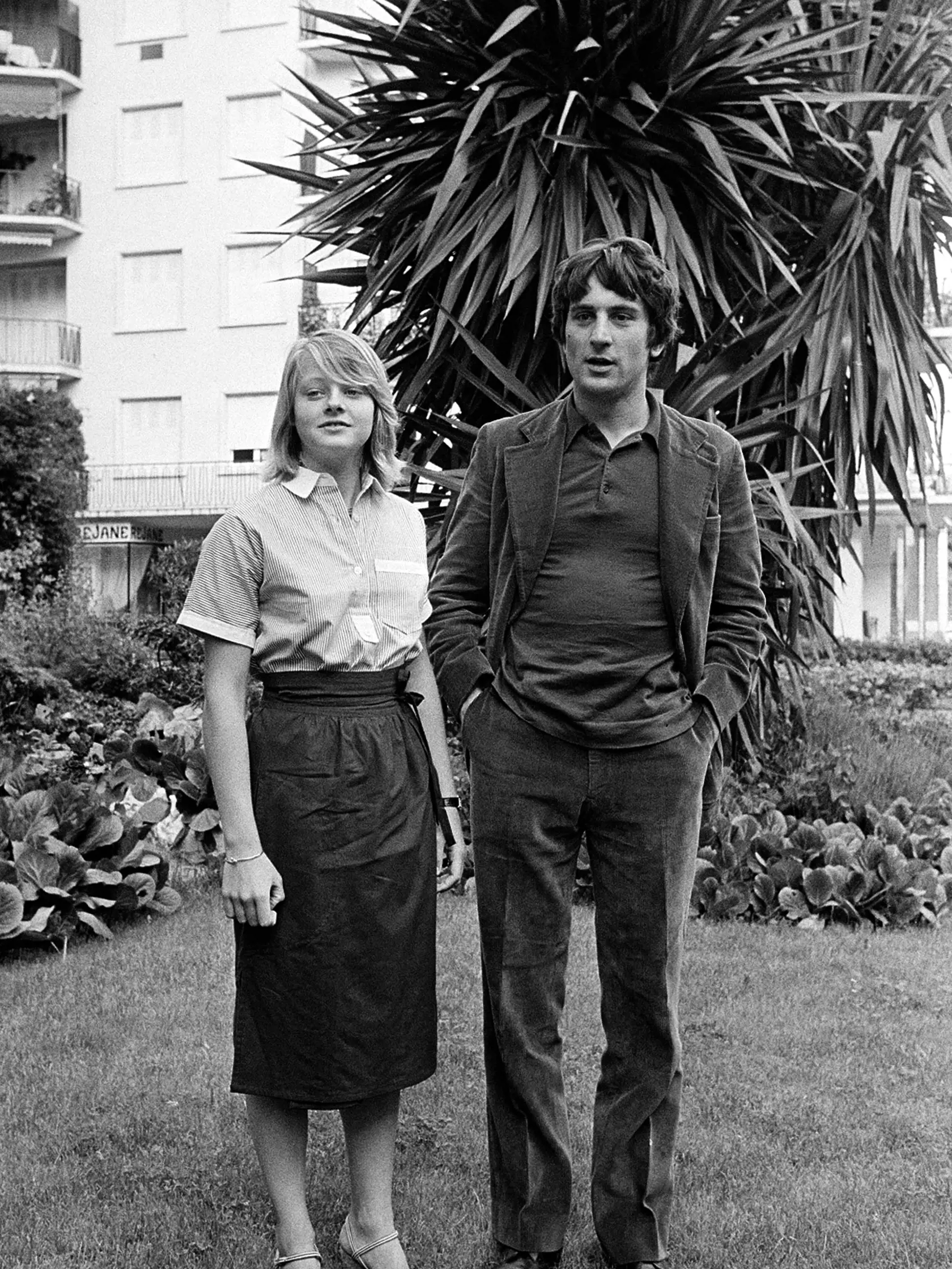 KK13 Cannes - Na archívnej snímke z 25. mája 1976 herci Jodie Fosterová a Robert De Niro pózujú pred prezentáciou filmu Taxikár na Medzinárodnom filmovom festivale v Cannes. V marci 2020 oznámili organizátori filmového festivalu v Cannes jeho preloženie z mája na prelom júna a júla. Keďže kultúrne akcie sa nebudú môcť konať počas pandémie koronavírusu vo Francúzsku najmenej do polovice júla, zatiaľ nie je isté, či sa aktuálny 73. ročník vôbec uskutoční. FOTO TASR/AP
In this May 25, 1976 file pho
