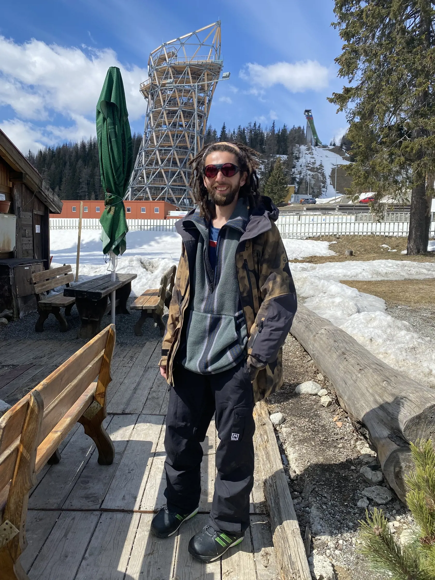 Juraj (31), Bardejov
“Nepasuje to tu veľmi. Z hora, z lyžiarskeho svahu, je pritom pekný výhľad. A človek sa aj prejde trochu.”
