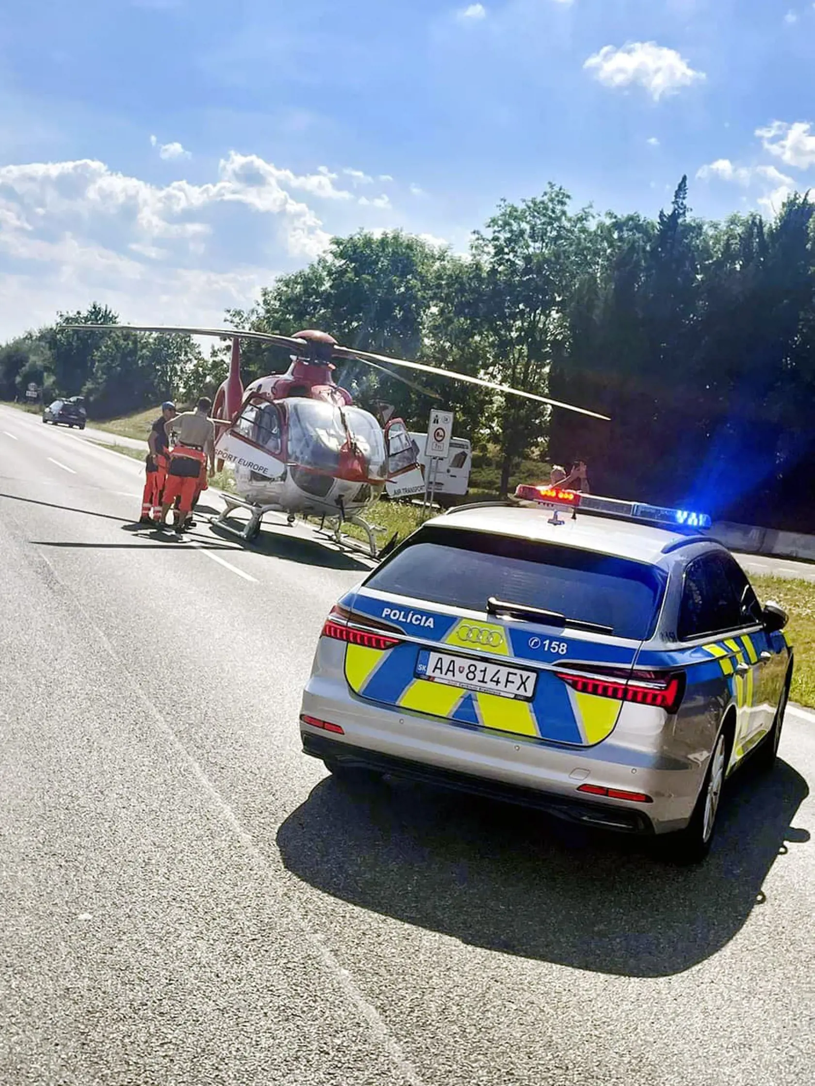 Na mieste vážnej nehody zasahoval vrtuľník, ktorý motorkára transportoval do nemocnice.