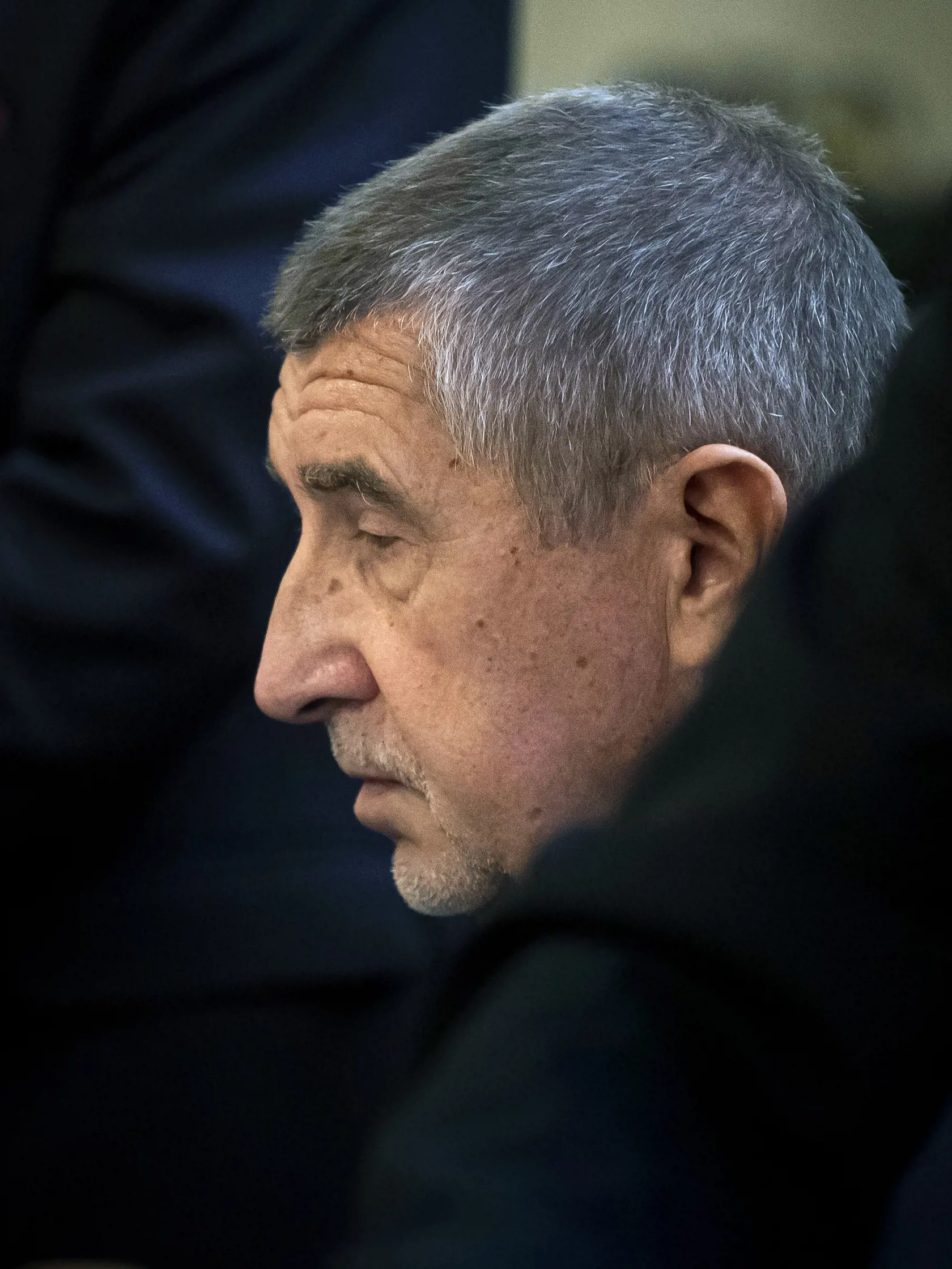 EBE 24 Praha - Na snímke bývalý český premiér Andrej Babiš čaká na začiatok pojednávania na Mestskom súde v Prahe v pondelok 12. septembra 2022. Babiš čelí obvineniam pre podvody v súvislosti s farmou Čapí hnízdo. V kauze je obžalovaná aj jeho niekdajšia poradkyňa Jana Nagyová. FOTO TASR/AP


Czech billionaire and former Prime Minister Andrej Babis, centre, waits for the beginning of his trial, at the Prague Municipal Court, in Prague, Czech Republic, Monday, Sept. 12, 2022. Former Czech Prime M