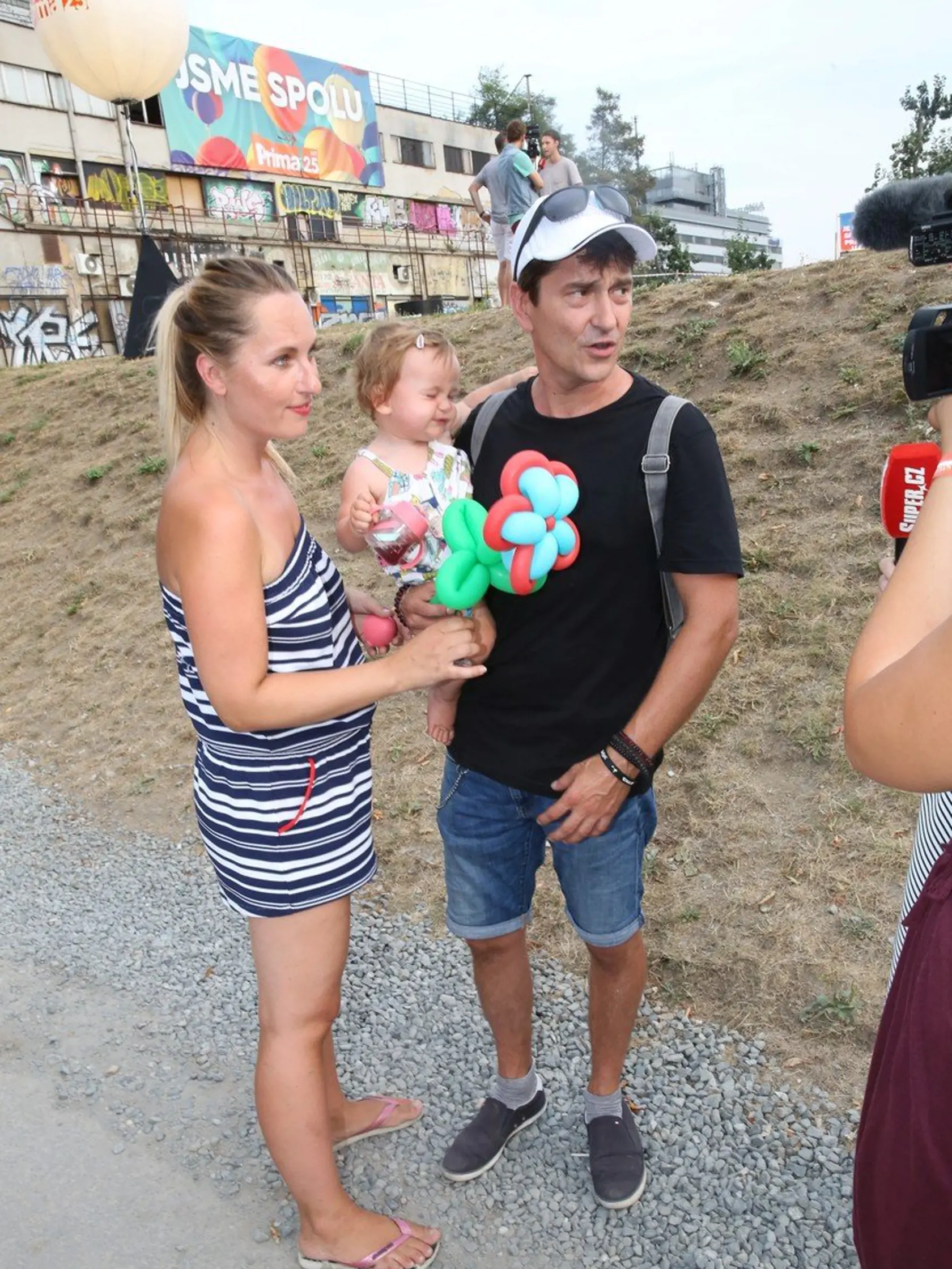 Český herec Saša Rašilov (46) sa druhýkrát oženil. Jeho manželkou sa stala partnerka Lída Němečková, s ktorou sú rodičmi malej Marušky.